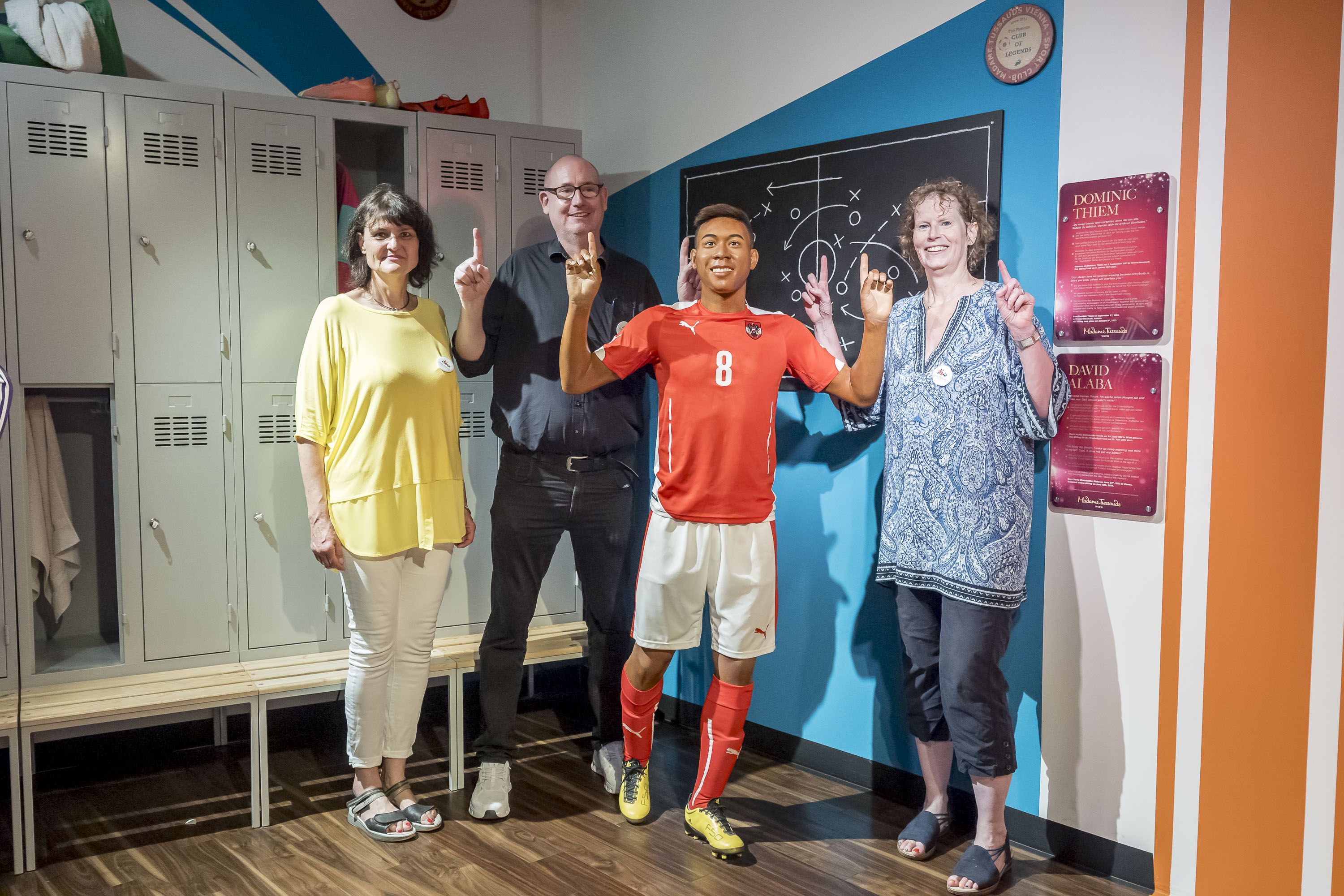 Fußballstar David Alaba ist mit seinen 1,80 Metern kleiner als das Trio. 