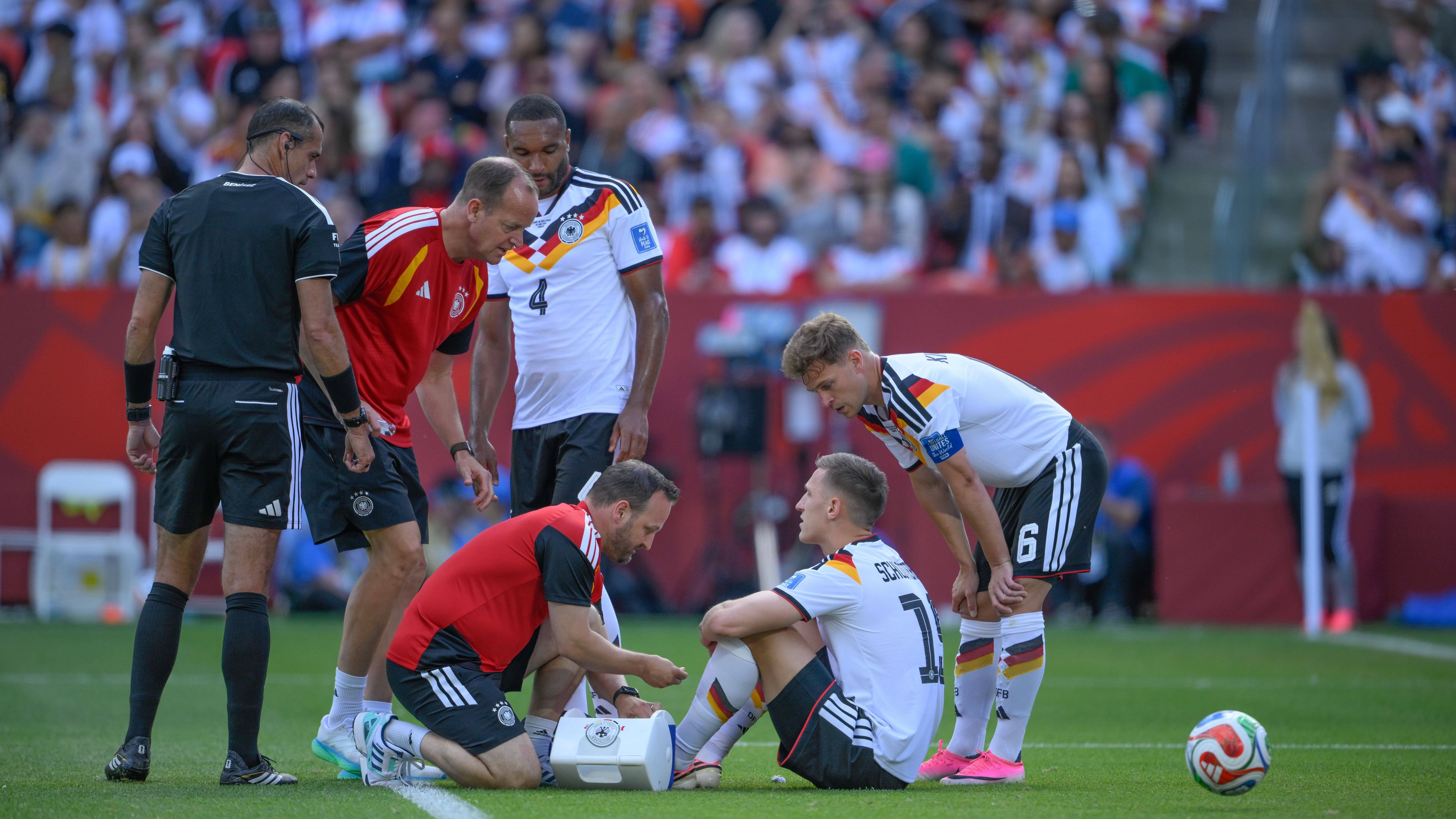 Nico Schlotterbeck knöchelte um und musste ausgewechselt werden. 