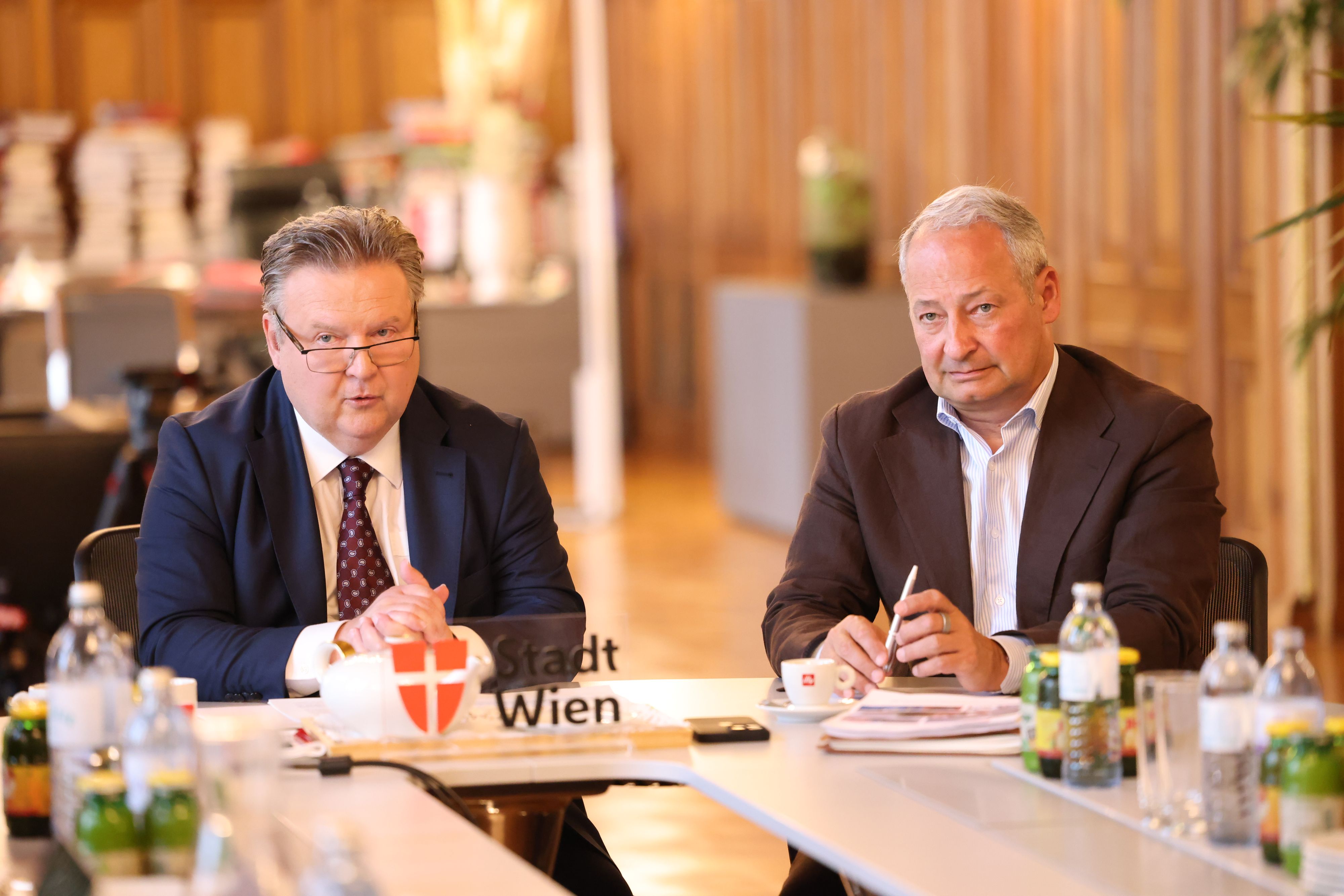 Wiens Stadtchef Michael Ludwig (l.) und EU-Abgeordneter Andreas Schieder (beide SPÖ)