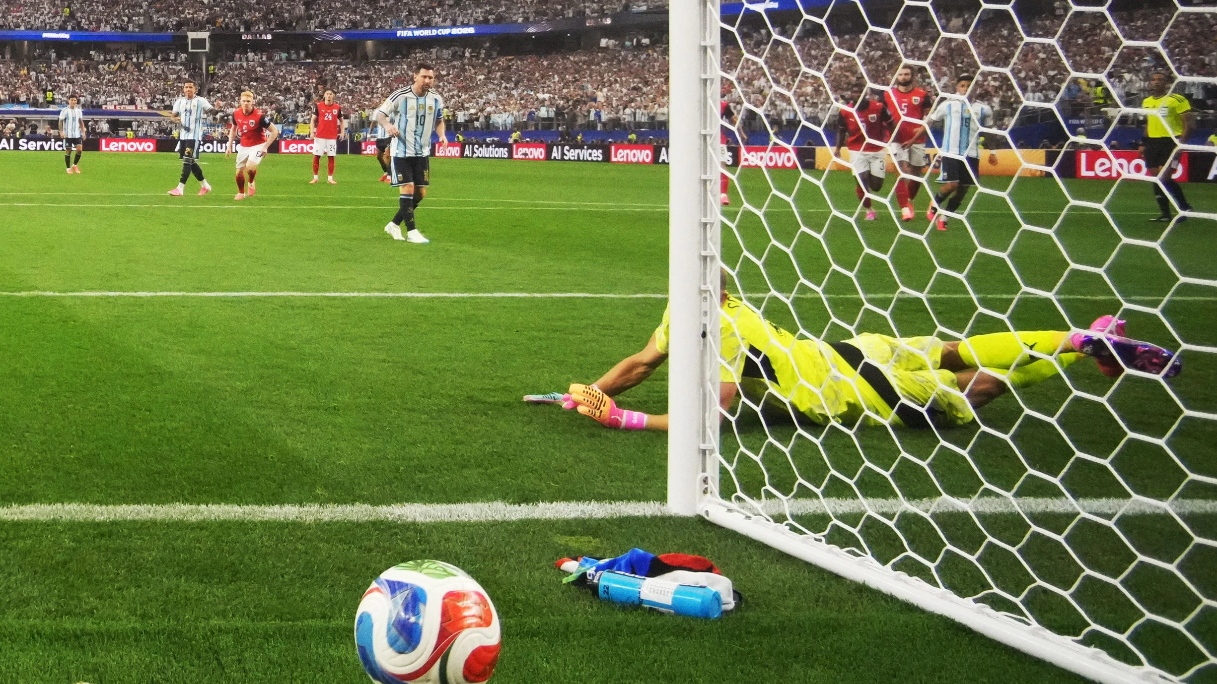 Lionel Messi verschießt gegen Alexander Schlager
