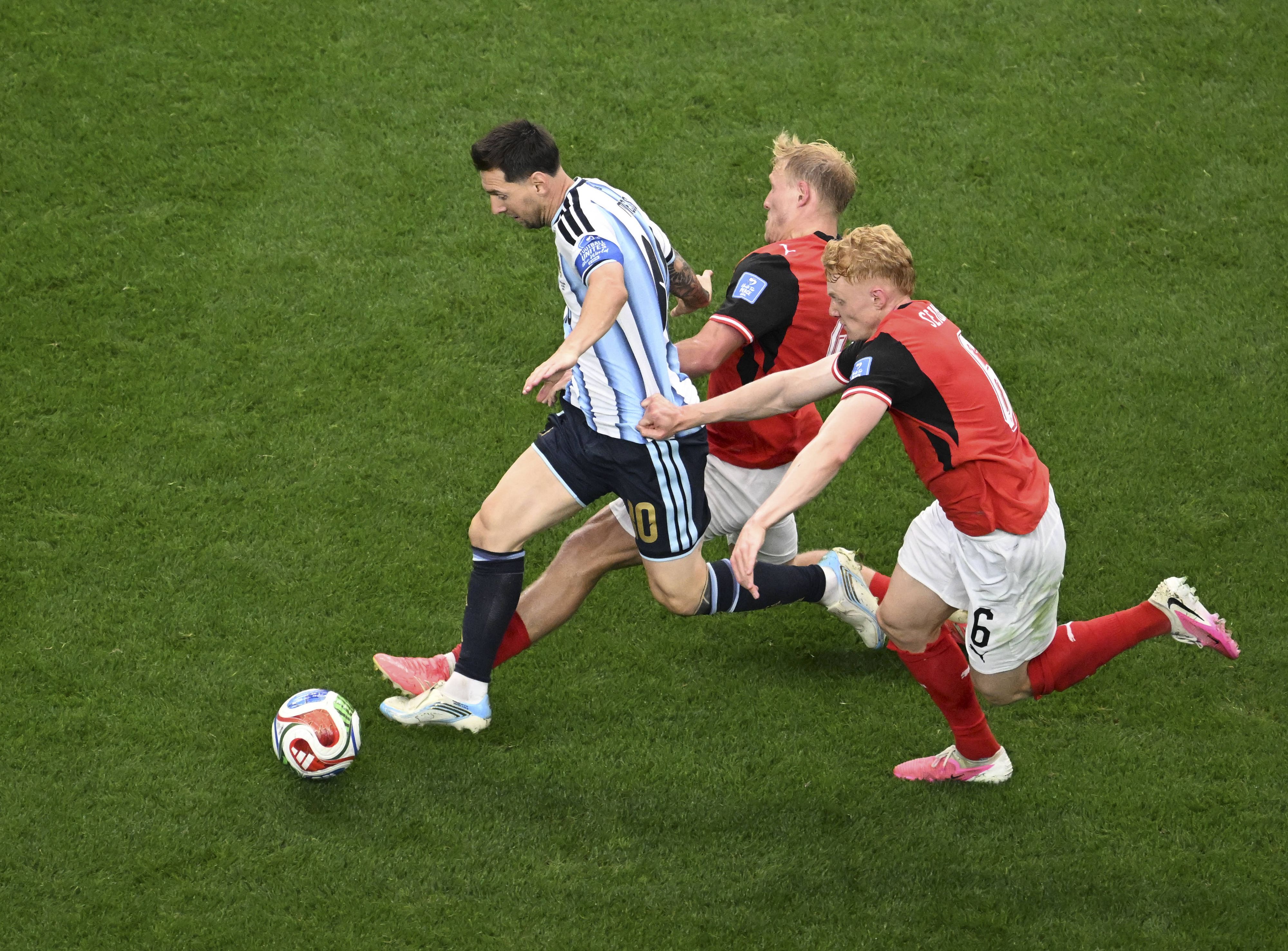 Messi enteilt Schlager und Seiwald.