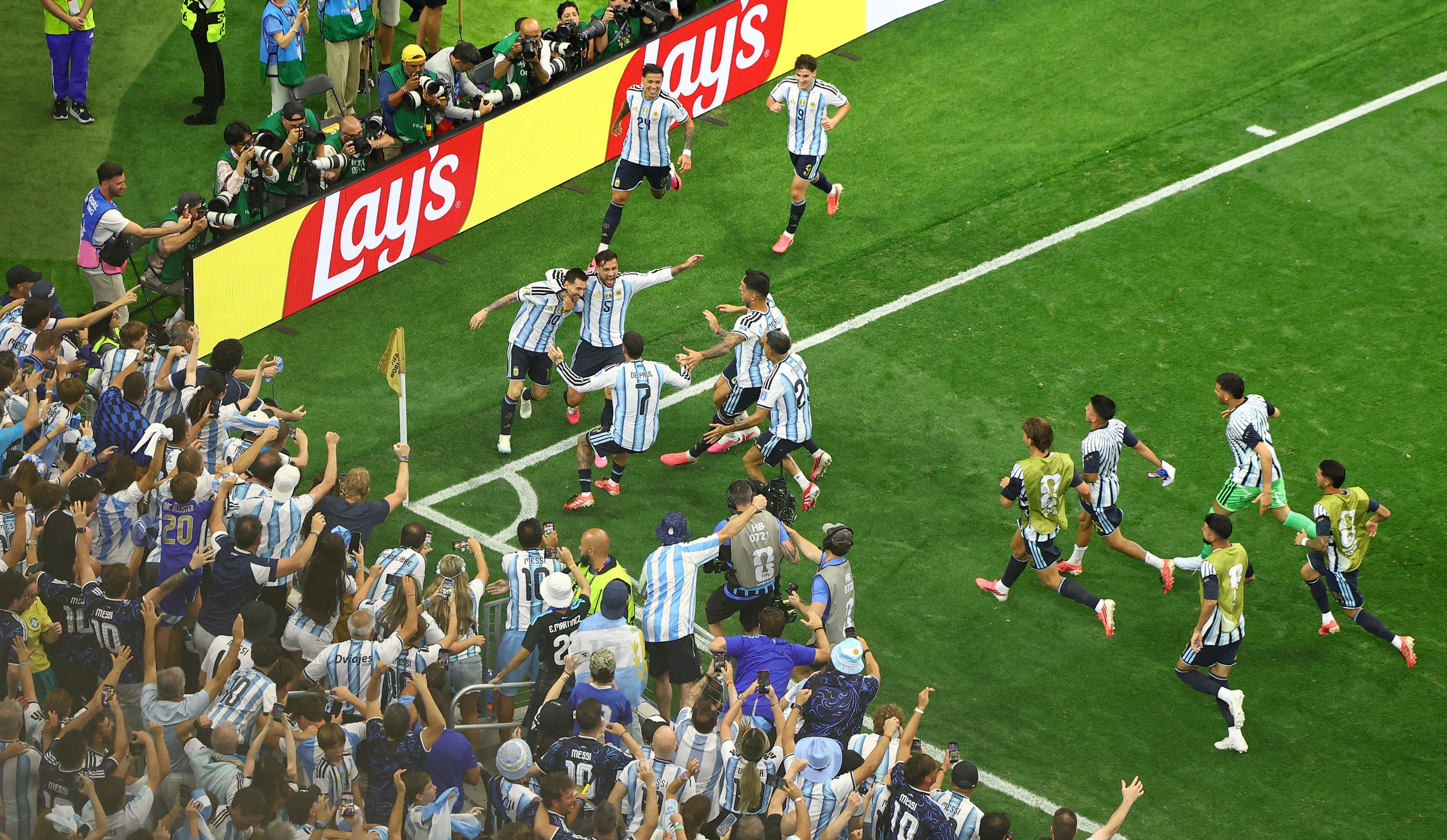 Argentinische Jubeltraube nach Messis Tor zum 2:0.