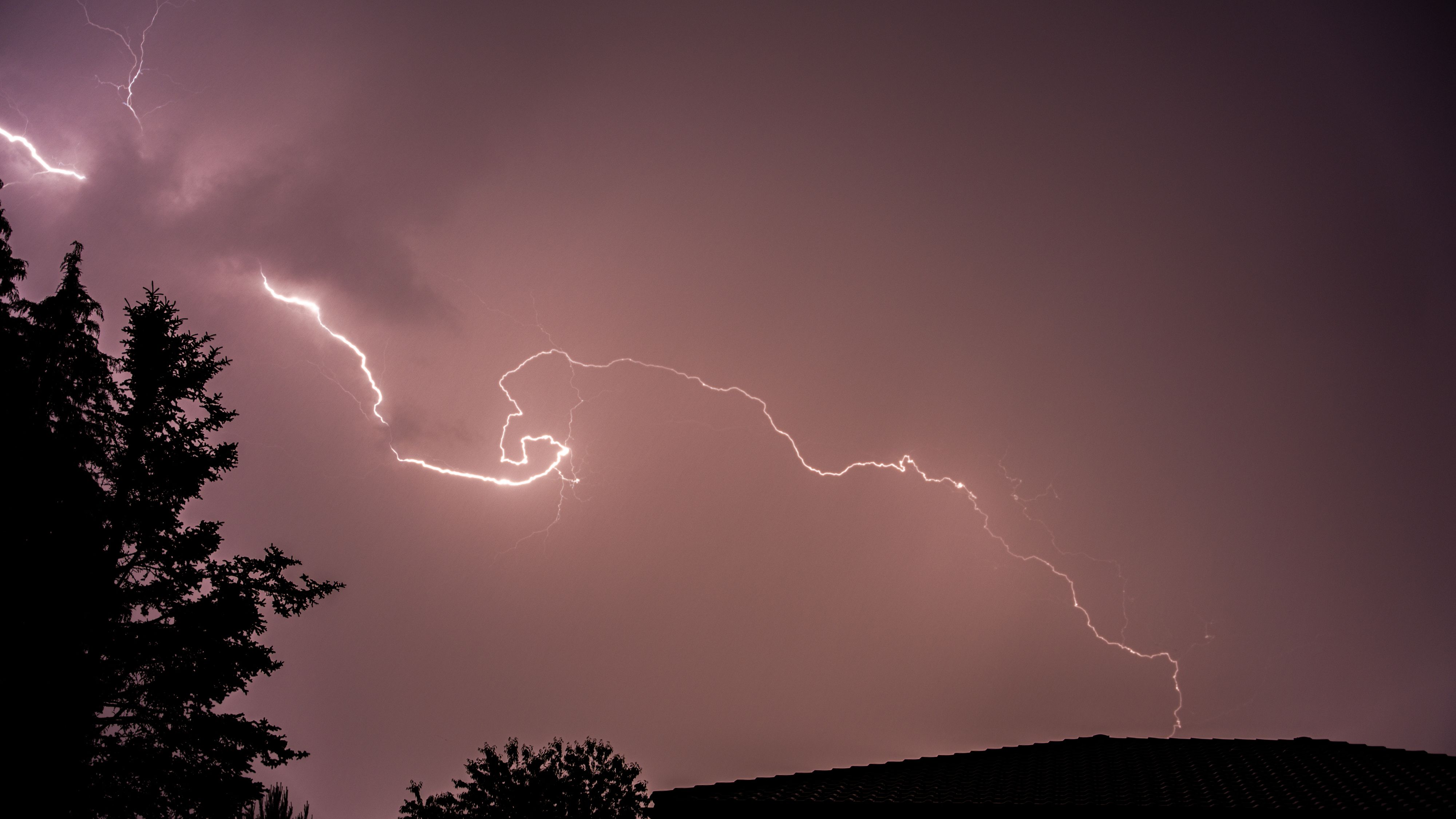 Der Blitzschlag verursachte einen Stromausfall.