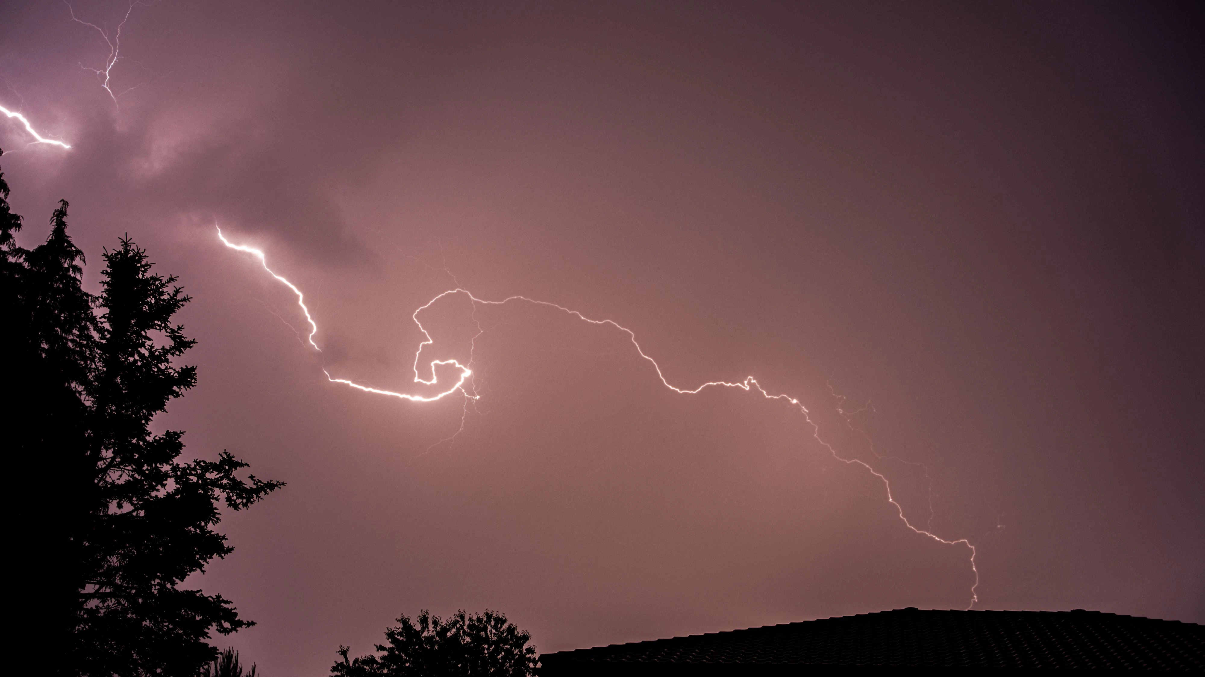 Der Blitzschlag verursachte einen Stromausfall.