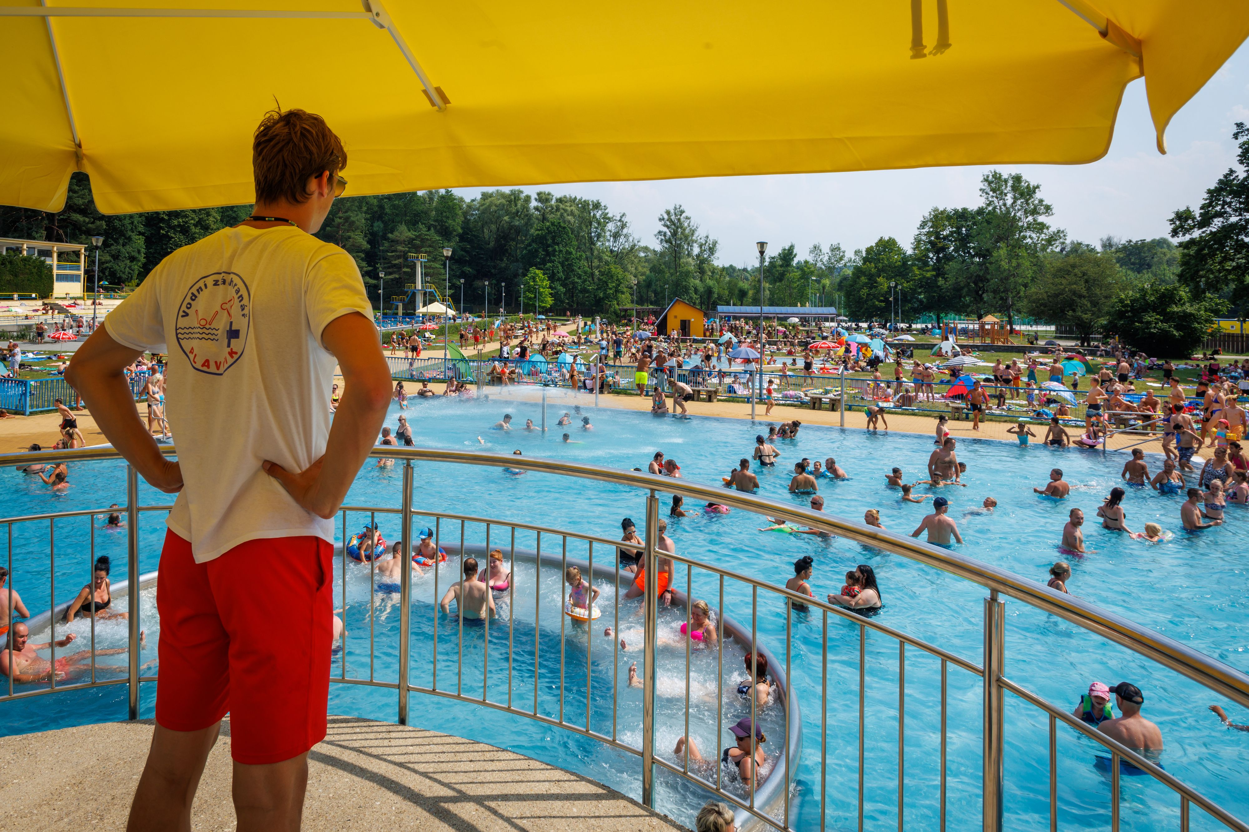 Volle Liegewiesen, lange Schlangen und viele Badegäste: Für Bademeister beginnt im Sommer die stressigste Zeit des Jahres.
