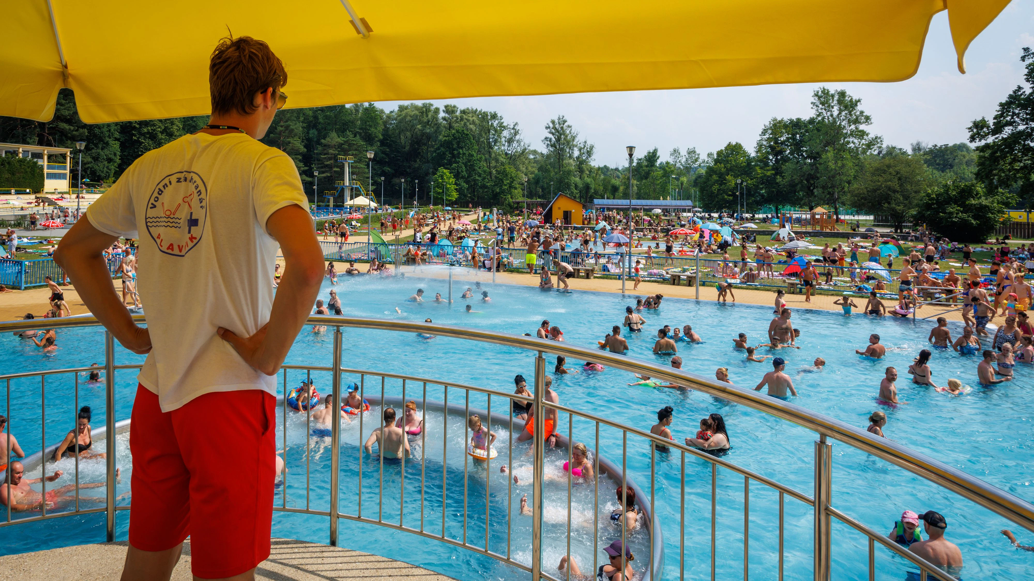 Volle Liegewiesen, lange Schlangen und jede Menge Badegäste: Für Bademeister beginnt im Sommer die stressigste Zeit des Jahres.