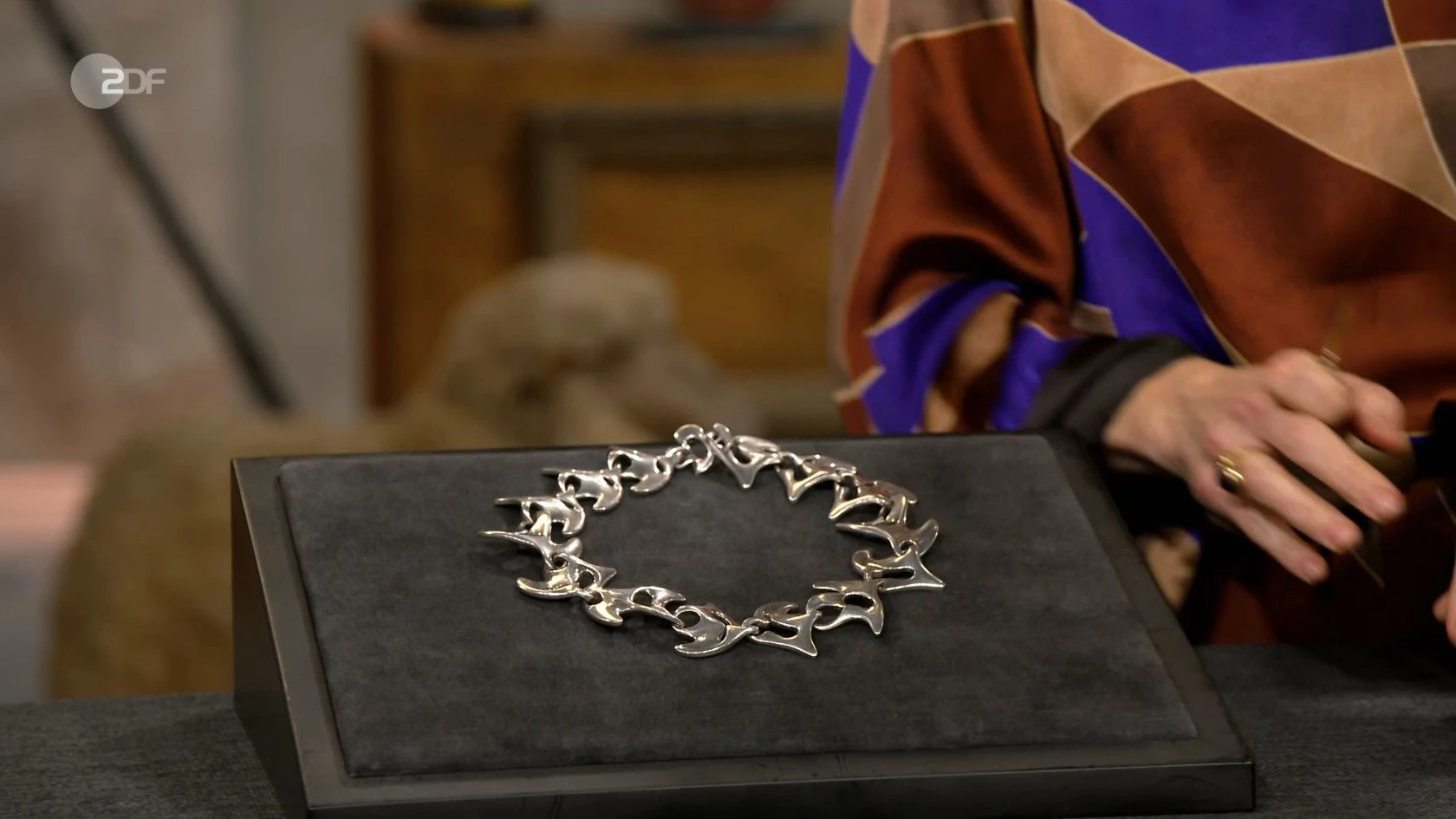 Es war mal ein Set aus drei Teilen, dazu gehören noch ein Armband und auch eine Brosche", erklärt der Verkäufer. Im Rahmen seiner Erbschaft sei es dann jedoch "auseinandergerissen worden".
