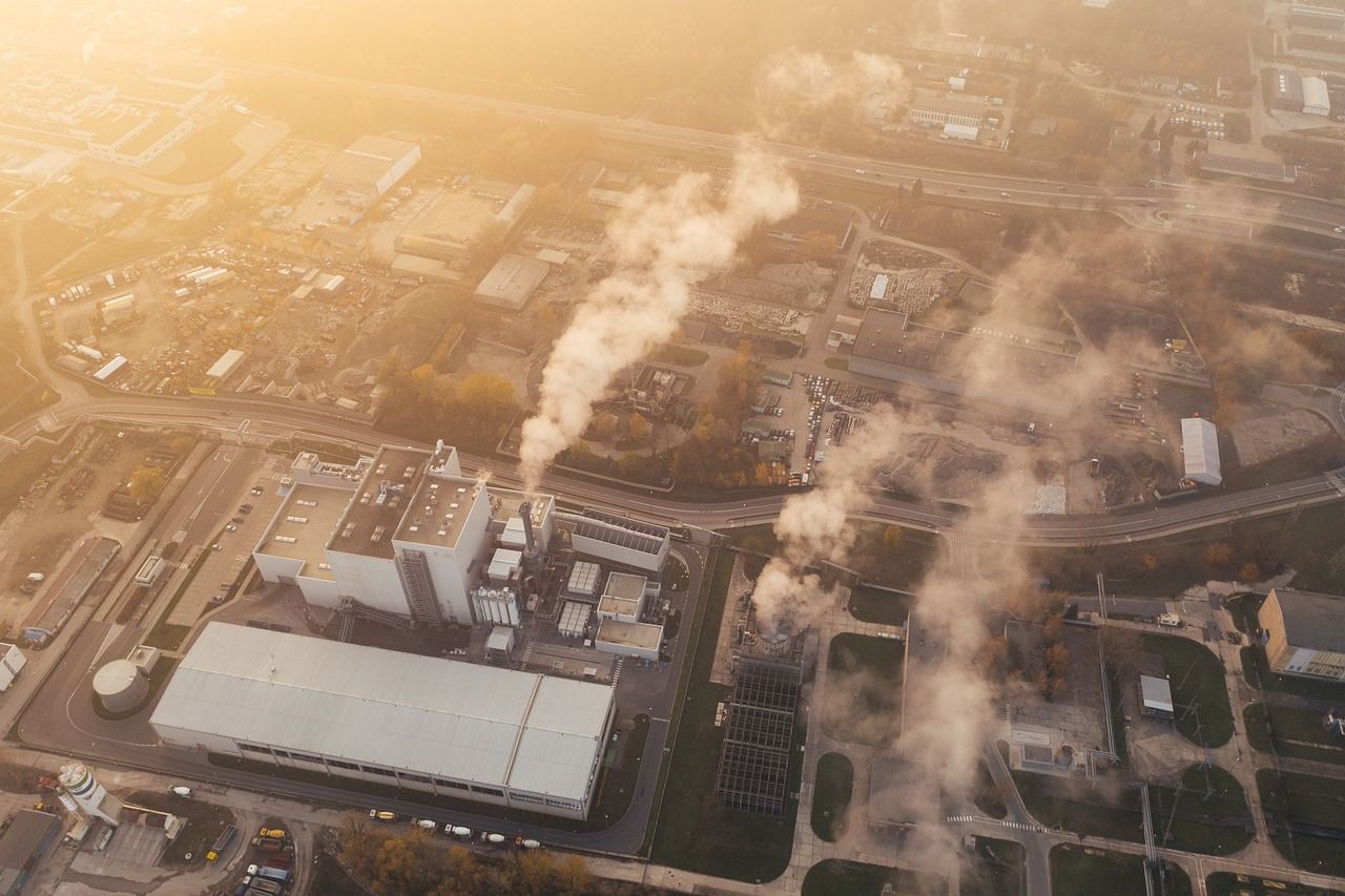 Industrieanlage mit Rauchentwicklung