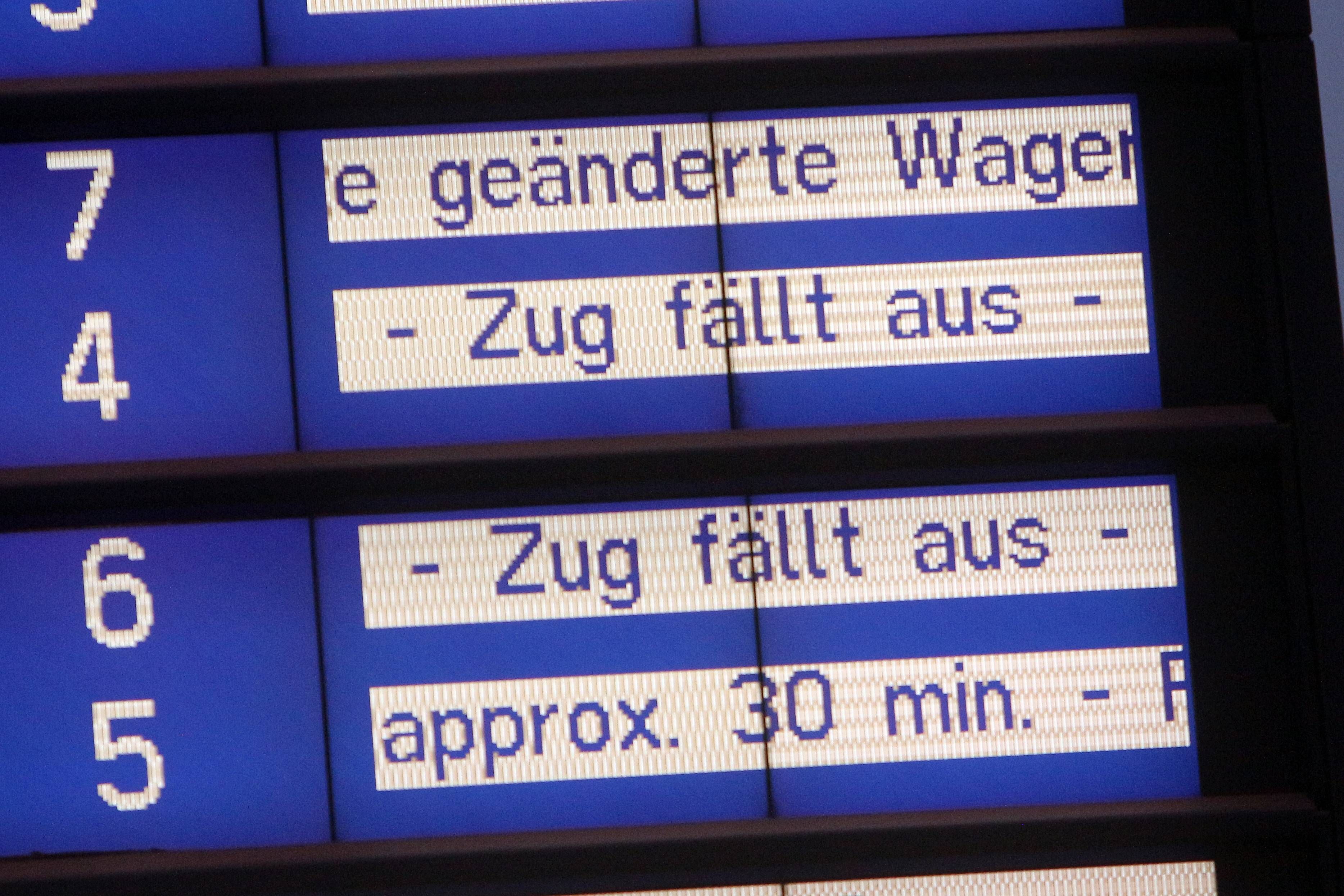 Anzeigetafel mit hitzebedingten Zugverspätungen und Zugausfällen.