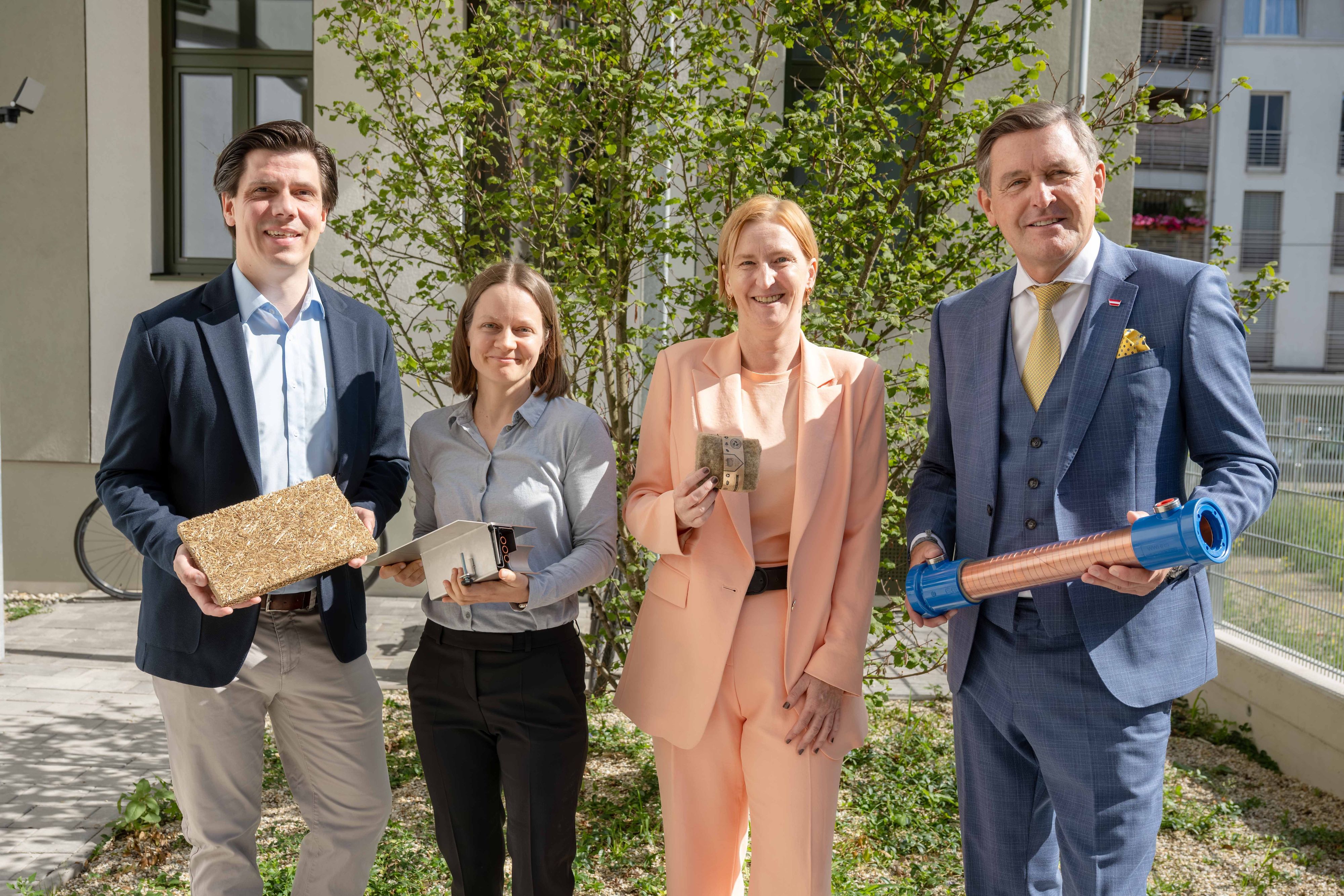 v.l.: Bernhard Kuhn, Vertretung Eigentümerschaft, Felicitas Wettstein, Projektleiterin, Elke Hanel-Torsch, Stadträtin für Wohnen, Wohnbau, Stadterneuerung und Frauen sowie Peter Hanke, Bundesminister für Innovation, Mobilität und Infrastruktur.