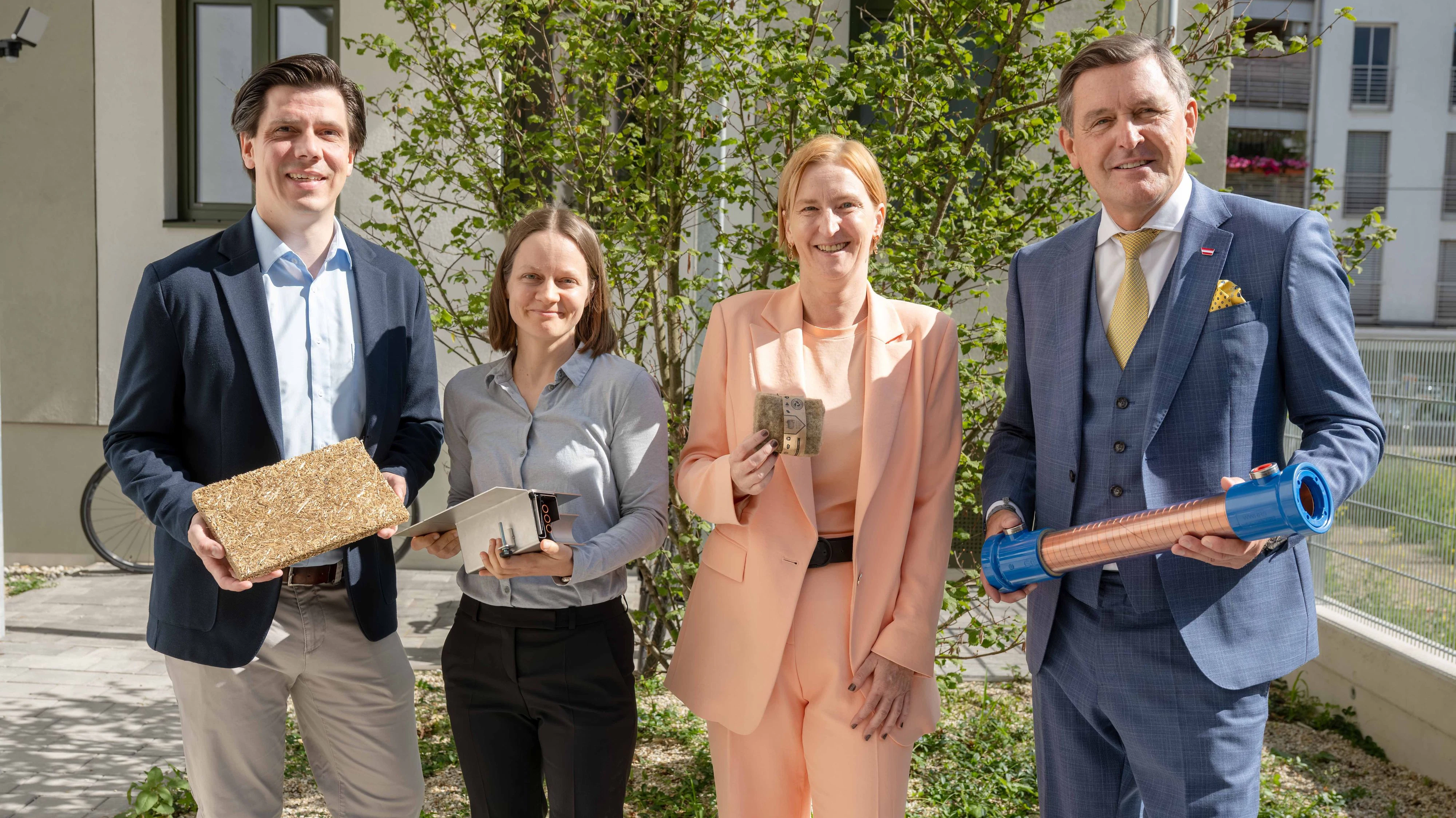 v.l.: Bernhard Kuhn, Vertretung Eigentümerschaft, Felicitas Wettstein, Projektleiterin, Elke Hanel-Torsch, Stadträtin für Wohnen, Wohnbau, Stadterneuerung und Frauen sowie Peter Hanke, Bundesminister für Innovation, Mobilität und Infrastruktur.