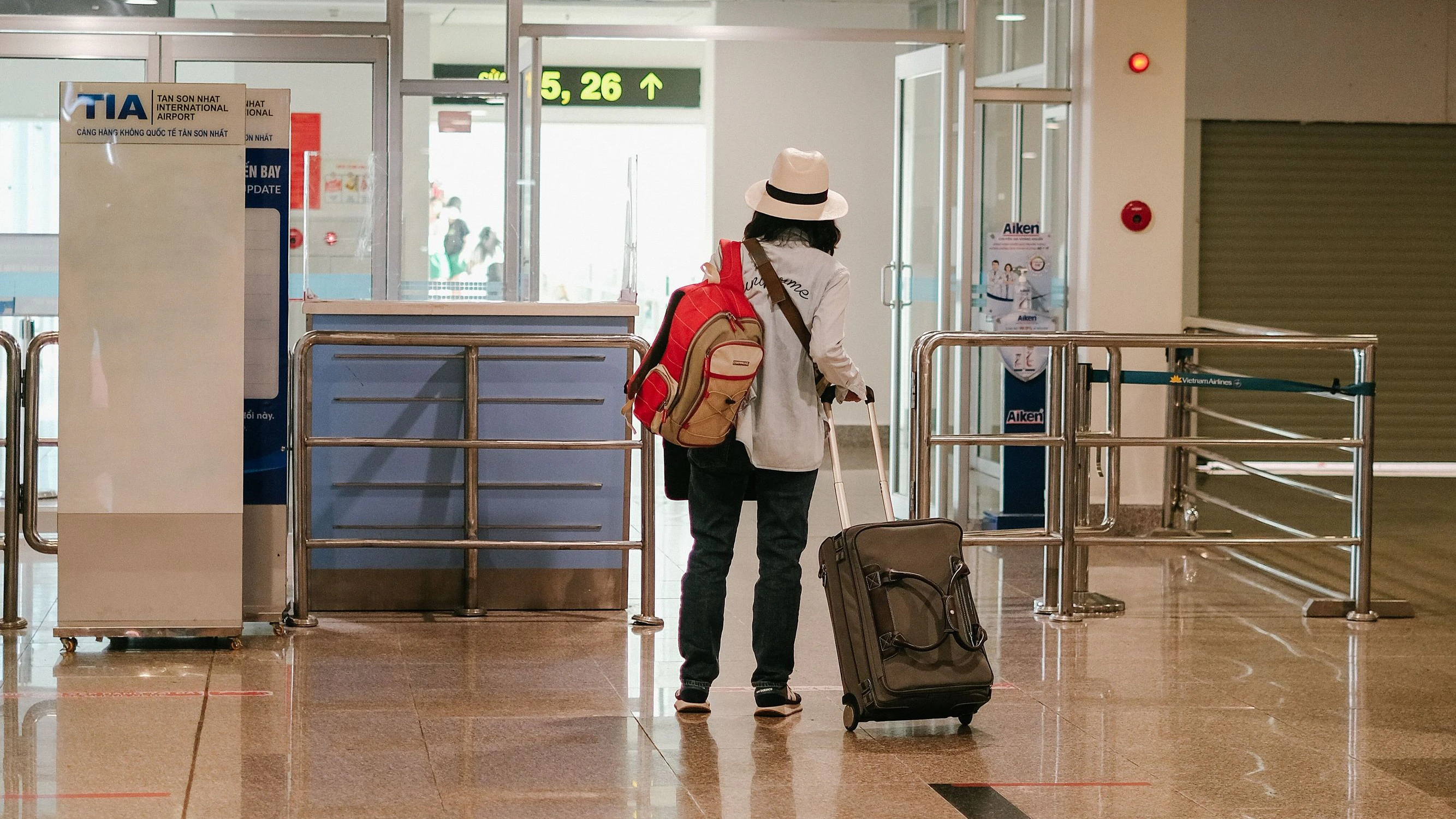 Die Abflugzeiten unterscheiden sich von den Schließzeiten von Gate und Gepäckaufgabe. 