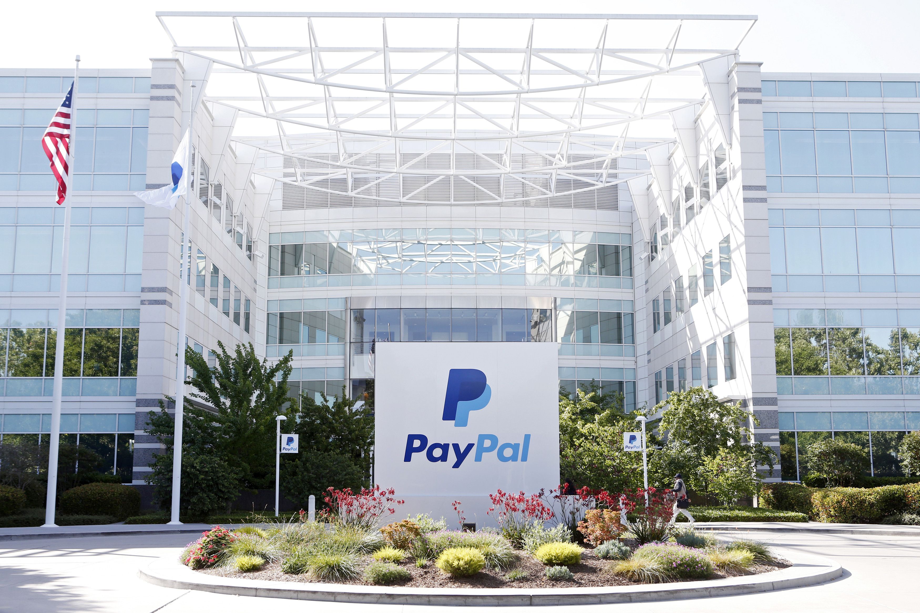 PayPal gibt einen wichtigen Hinweis: Das Unternehmen schreibt in echten E-Mails immer den Vor- und Nachnamen in die Anrede.