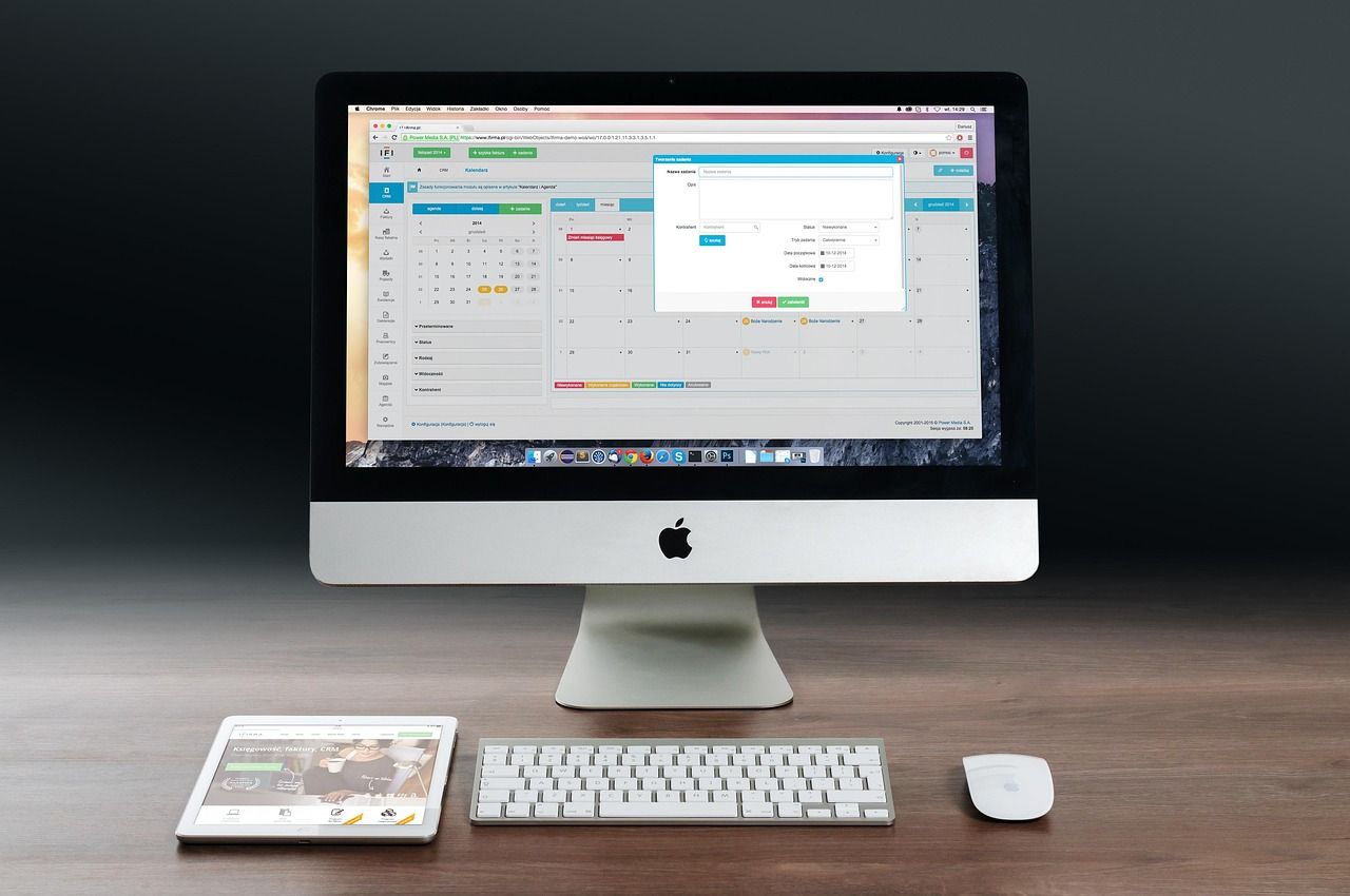 Apple-Arbeitsplatz mit iMac und iPad