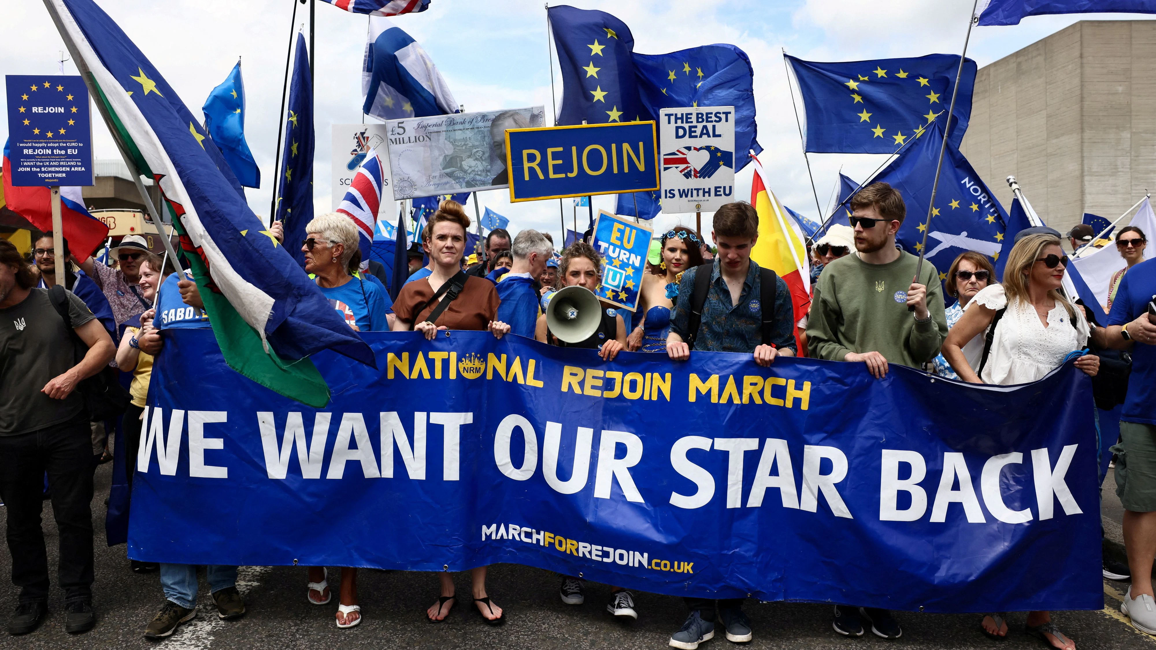 People hold a banner during the National Rejoin March IV organised by National Rejoin March (NRM), marking ten years since Britain voted to leave the European Union in 2016 and calling for closer cooperation between Britain and Europe, in London, Britain, June 20, 2026. REUTERS/Jack Taylor     TPX IMAGES OF THE DAY     