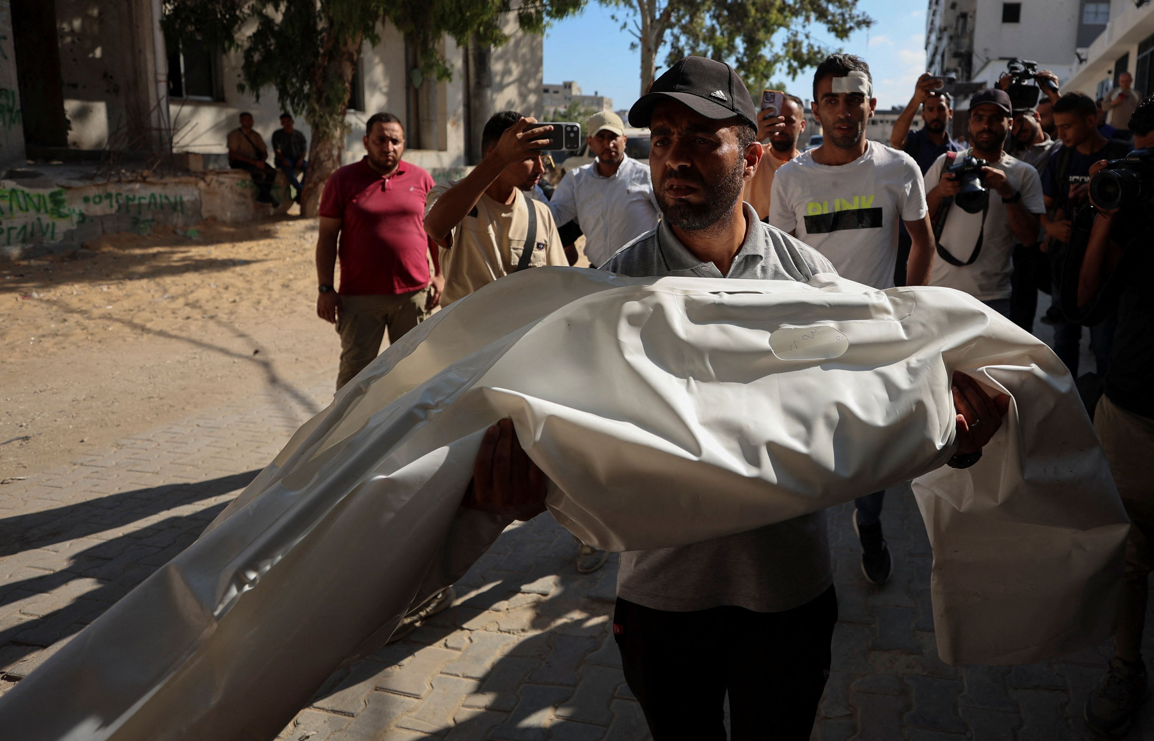 Gazabewohner trägt totes Opfer des israelischen Angriffs