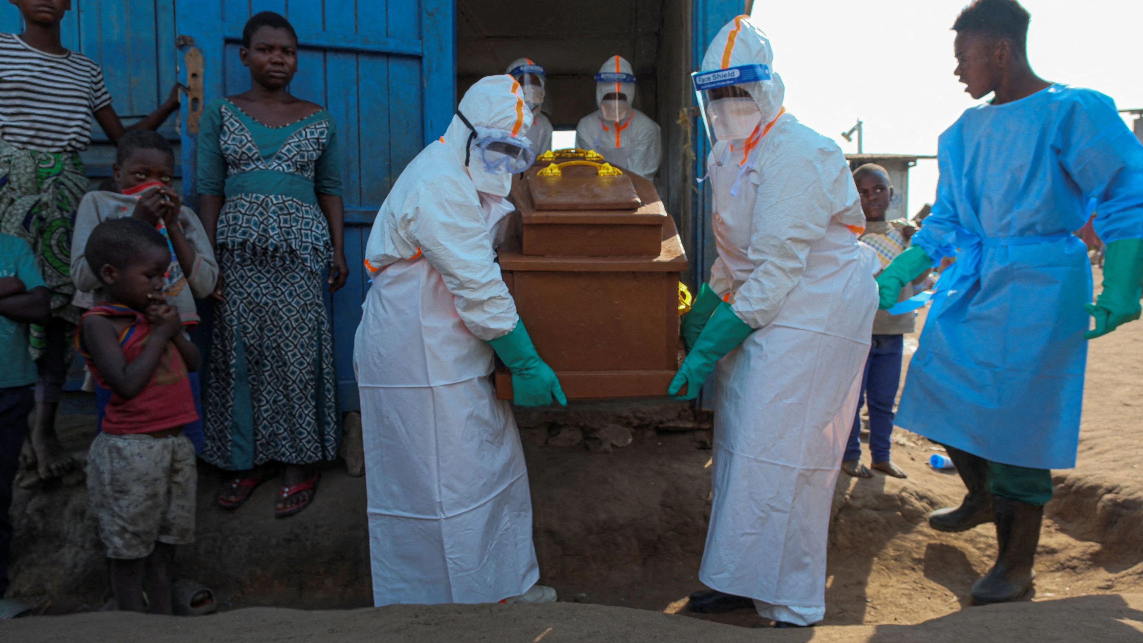 Health workers in personal protective equipment (PPE) carry a coffin of a suspected Ebola victim from a structure used as a morgue as they prepare for burial at Nyamurongo Cemetery, one month after an outbreak was declared, in Bunia, eastern Democratic Republic of Congo, June 18, 2026. REUTERS/Gradel Muyisa Mumbere  REFILE - CORRECTING INFORMATION TO ADD THAT THE VICTIMS WERE SUSPECTED EBOLA CASES  