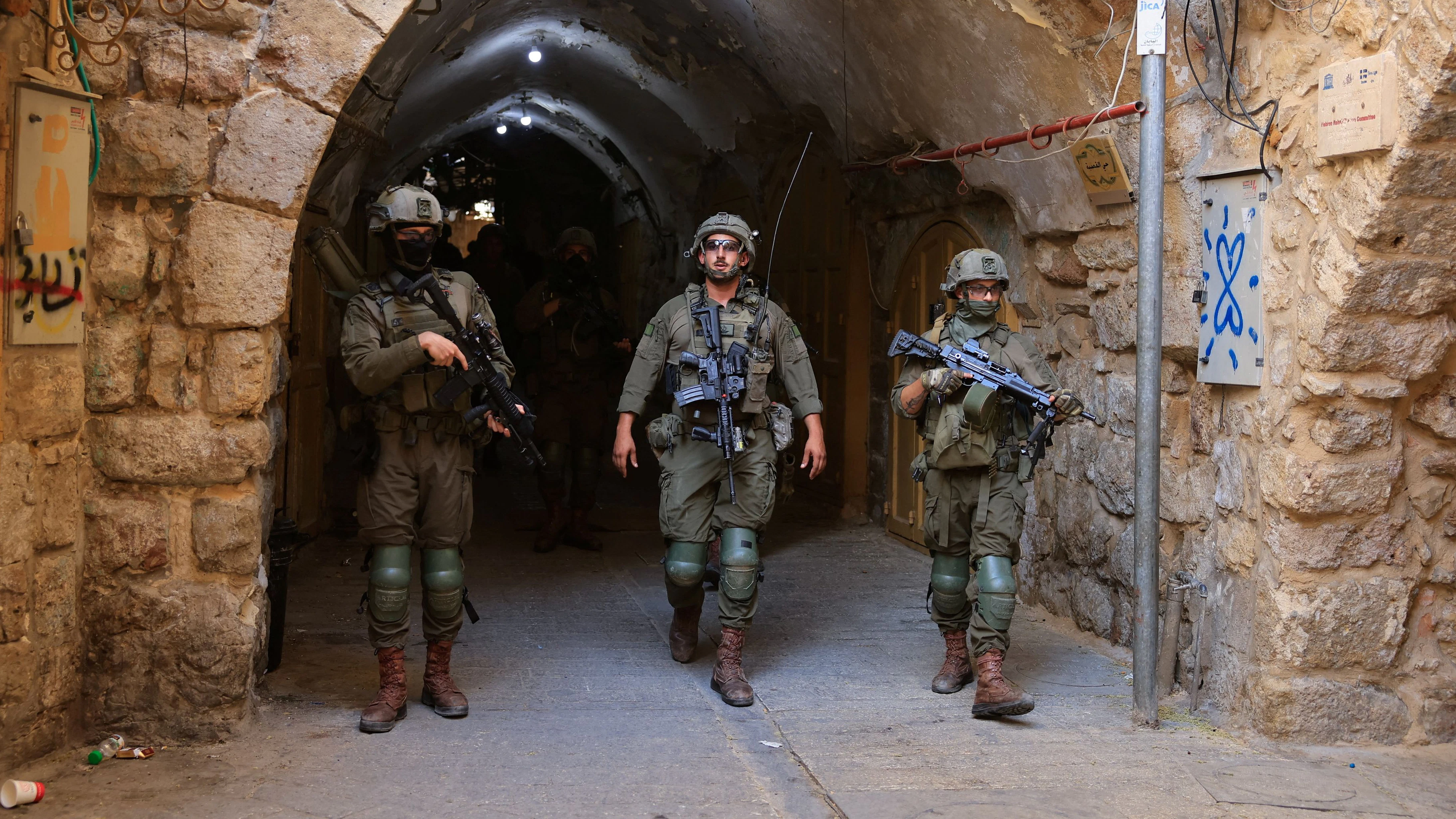 Israeli soldiers keep watch during a weekly Israeli settlers' tour in Hebron, in the Israeli-occupied West Bank, June 20, 2026. REUTERS/Mussa Qawasma