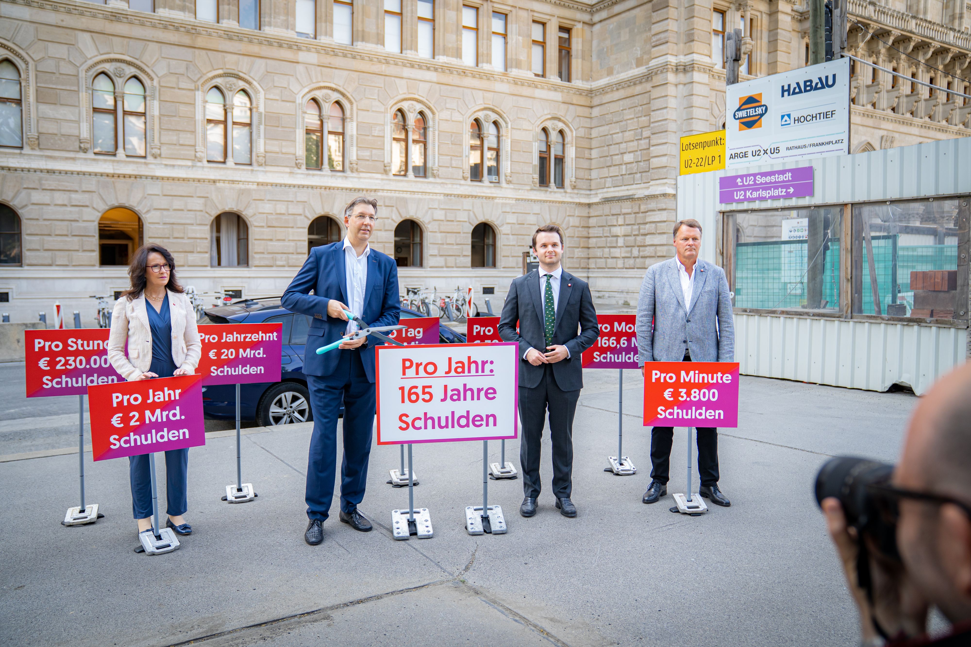 Wiens ÖVP-Chef Markus Figl (2.v.l.) und Klubchef Harald Zierfuß bei der ÖVP-Aktion vor der Debatte zum Rechnungsabschluss 2025