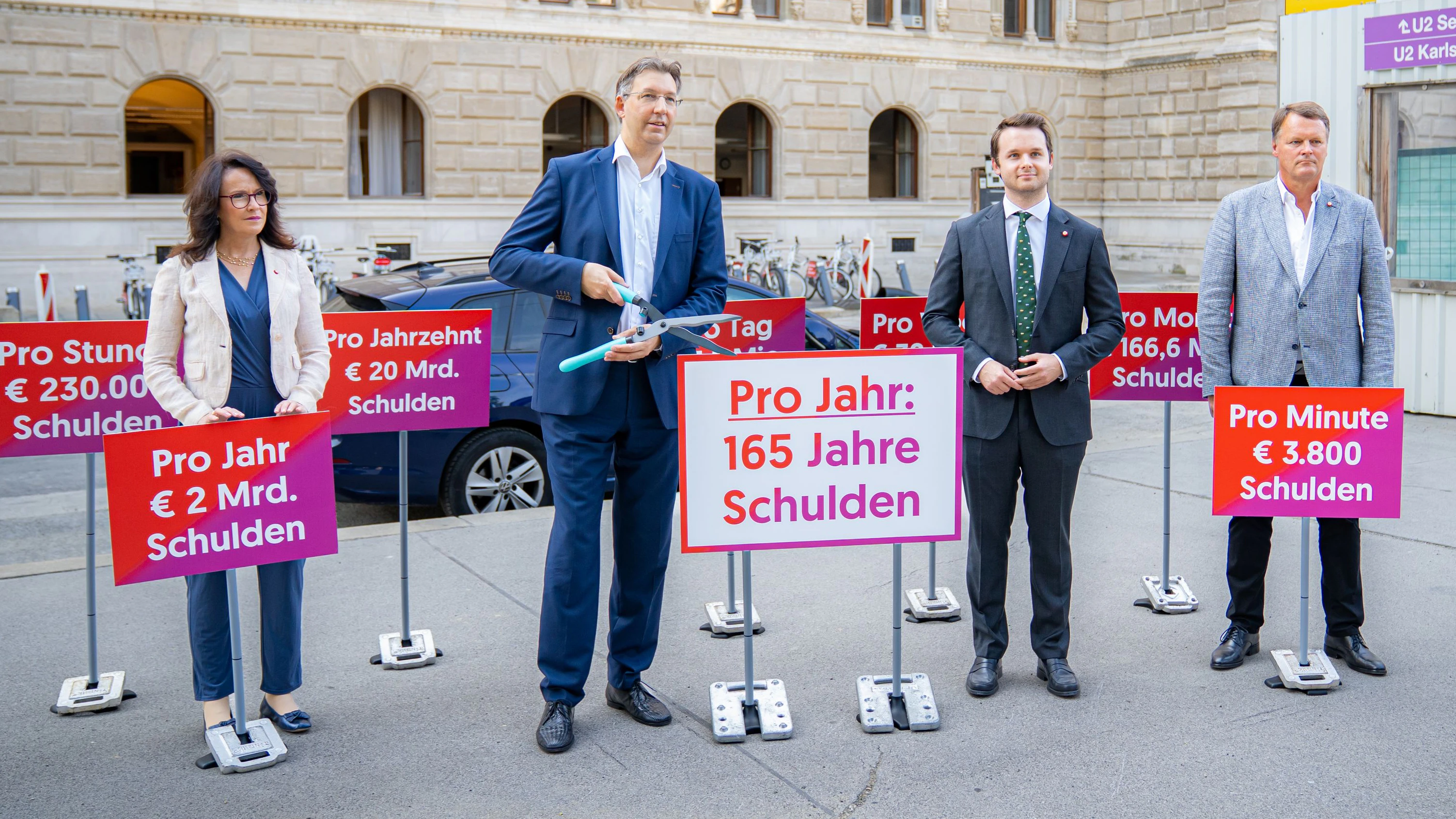 Wiens ÖVP-Chef Markus Figl (2.v.l.) und Klubchef Harald Zierfuß bei der ÖVP-Aktion vor der Debatte zum Rechnungsabschluss 2025