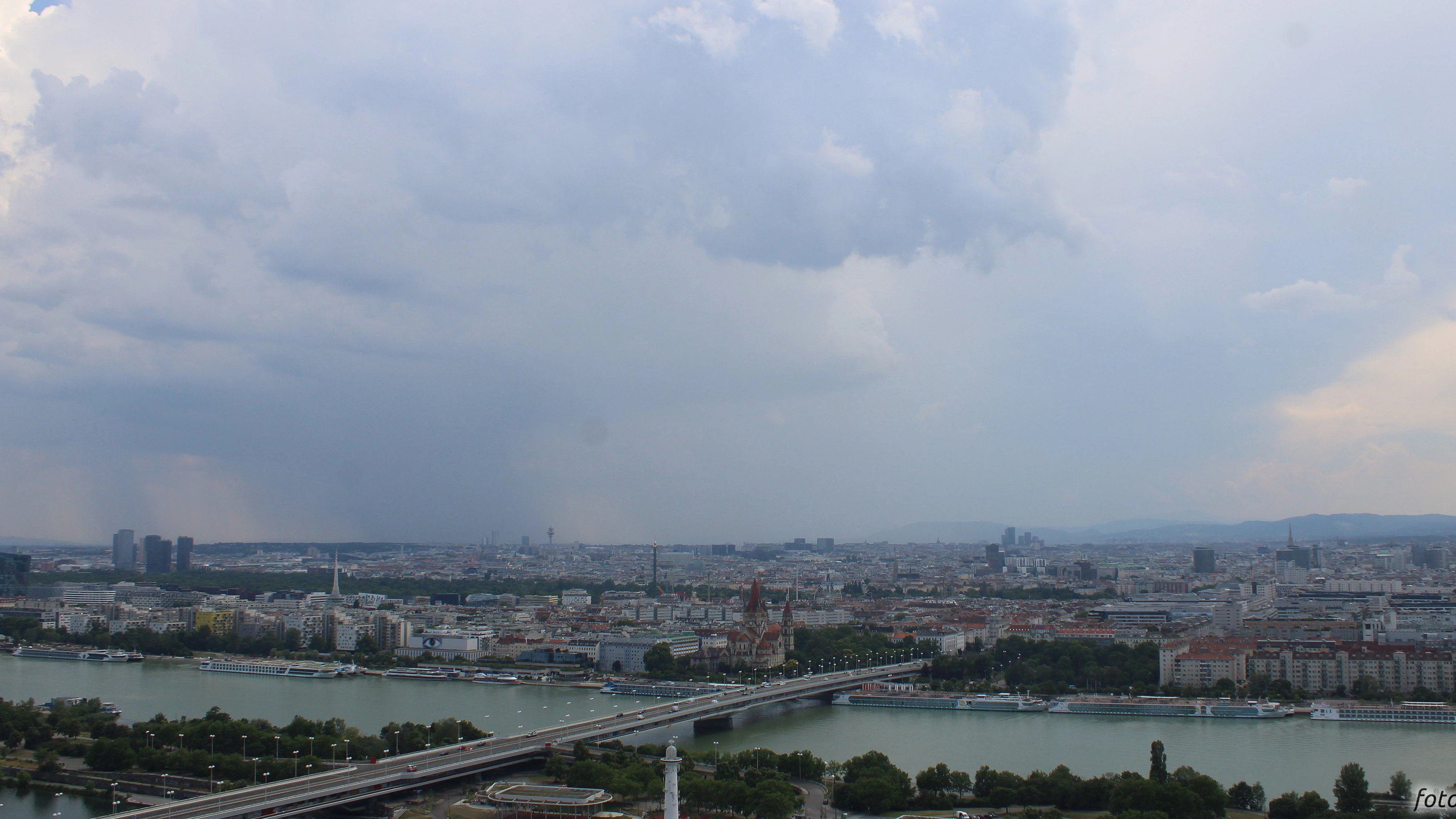 Gewitterwolken und Regenschauer im Großraum Wien am 22. Juni 2026.