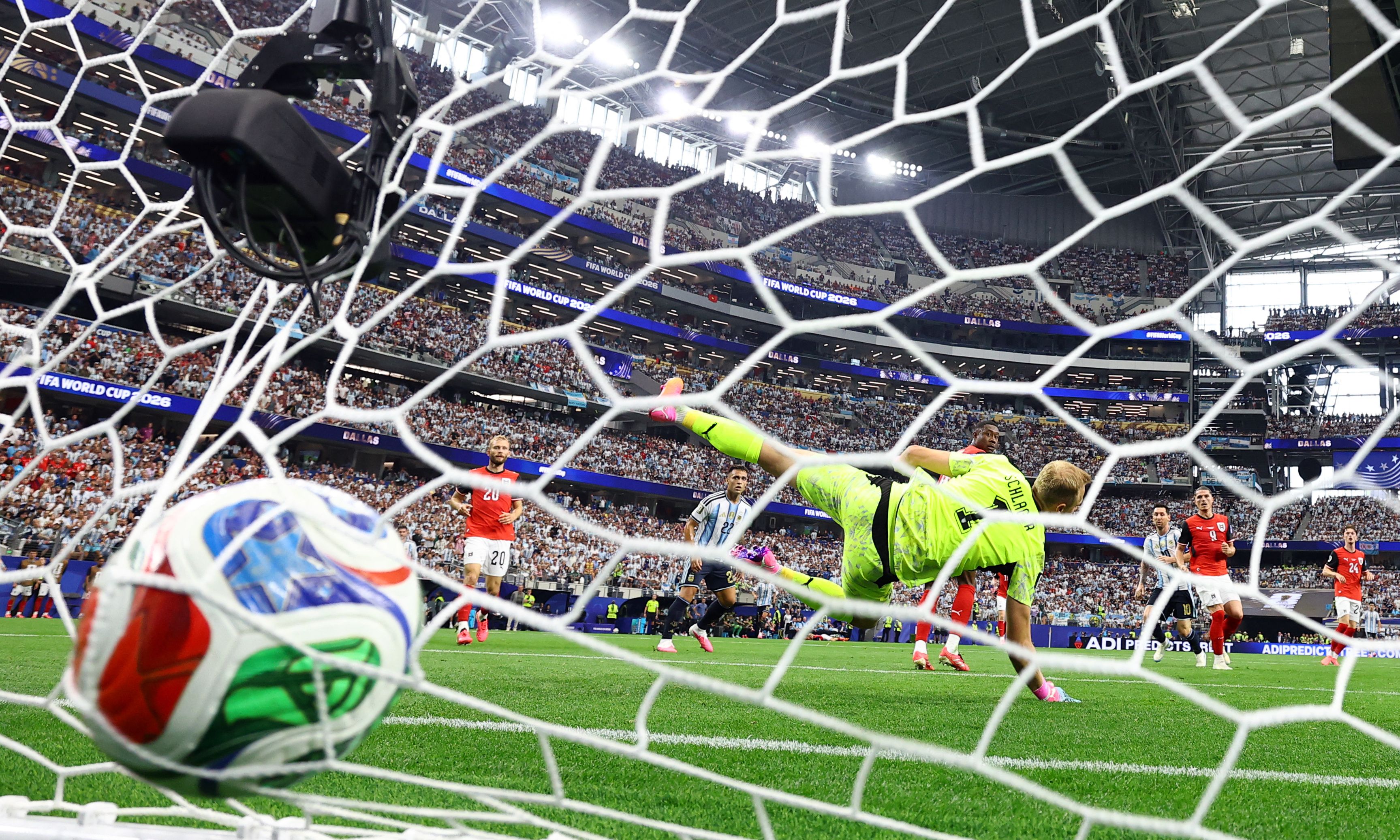 Alex Schlager wird von Messi bezwungen