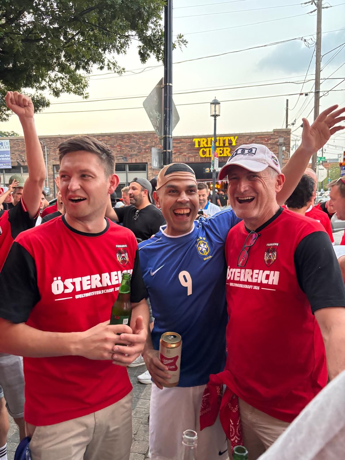 Ein Ronaldo-Doppelgänger feiert mit den Österreich-Fans.