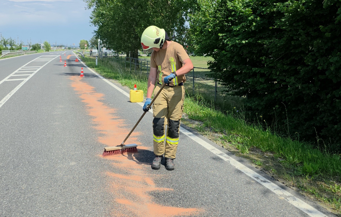 Die Feuerwehr kümmerte sich um die Reinigungsarbeiten.