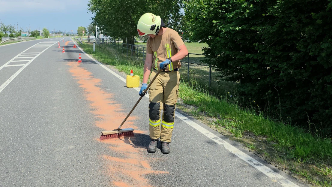 Die Feuerwehr kümmerte sich um die Reinigungsarbeiten.