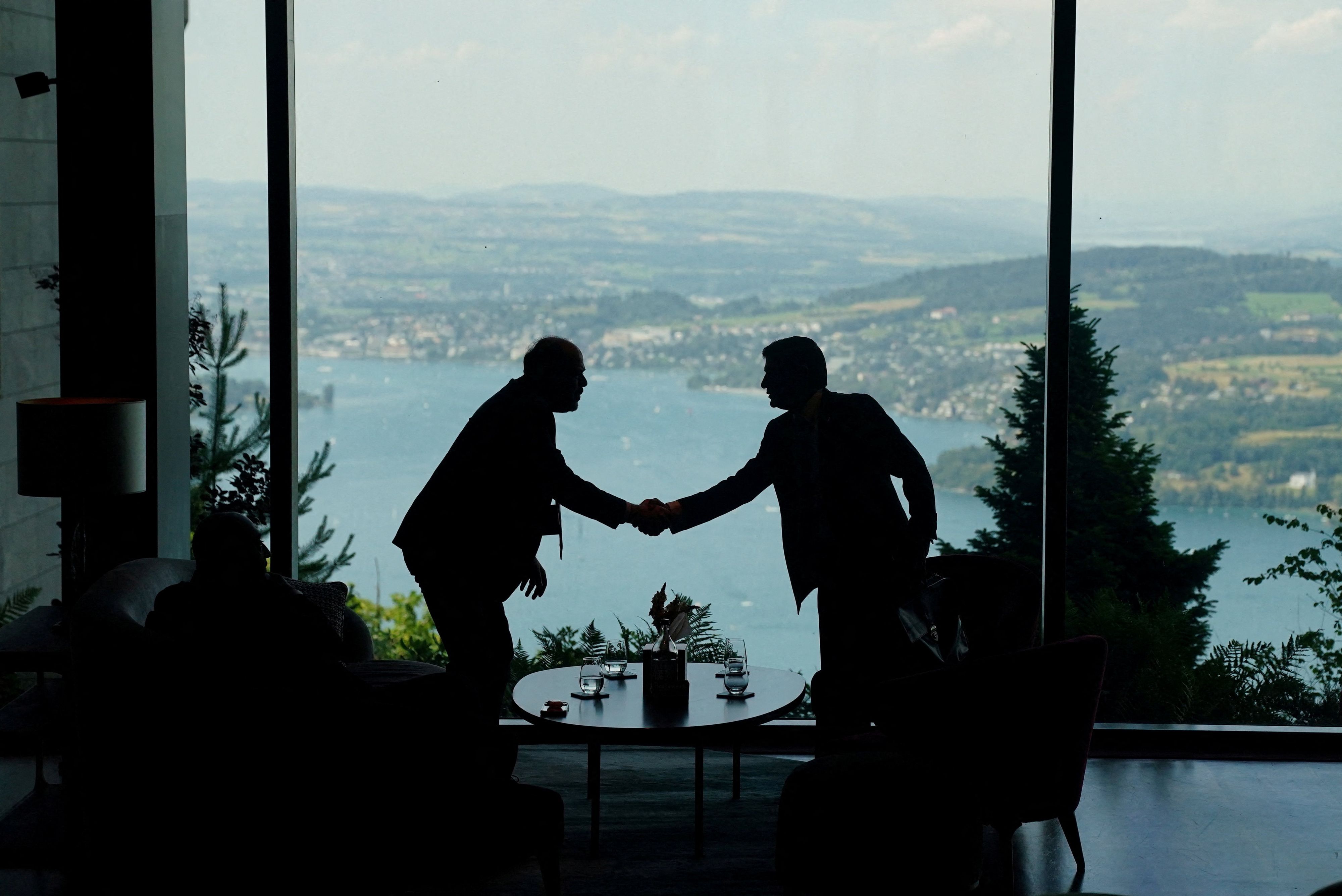 Mitarbeiter der Delegation treffen sich in der Schweiz, um am Vierergipfel zwischen den USA, Iran, Pakistan und Katar ein Abkommen zur Beendigung des Nahostkonflikts voranzutreiben.