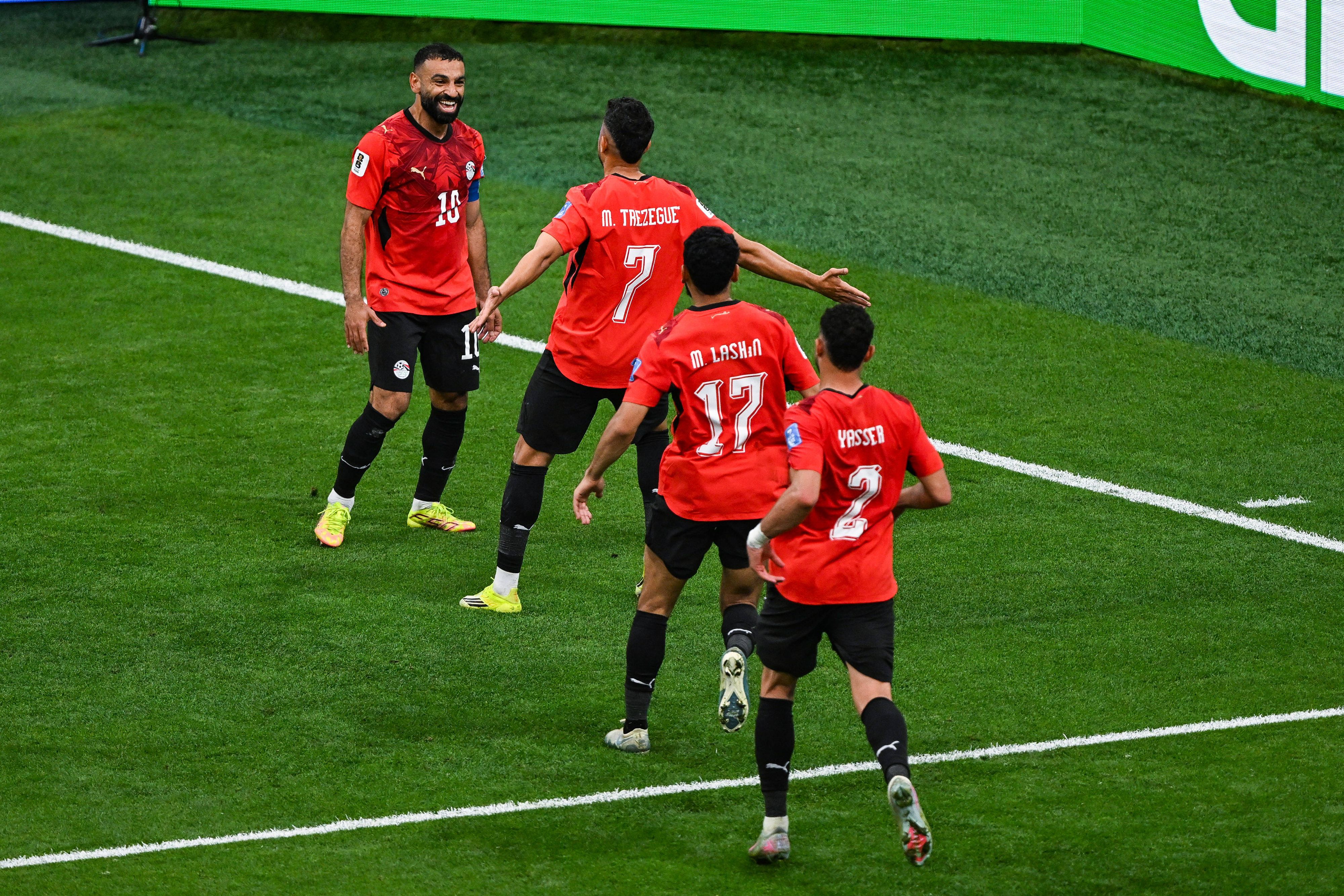 Mohamed Salah feiert mit seinen Mitspielern