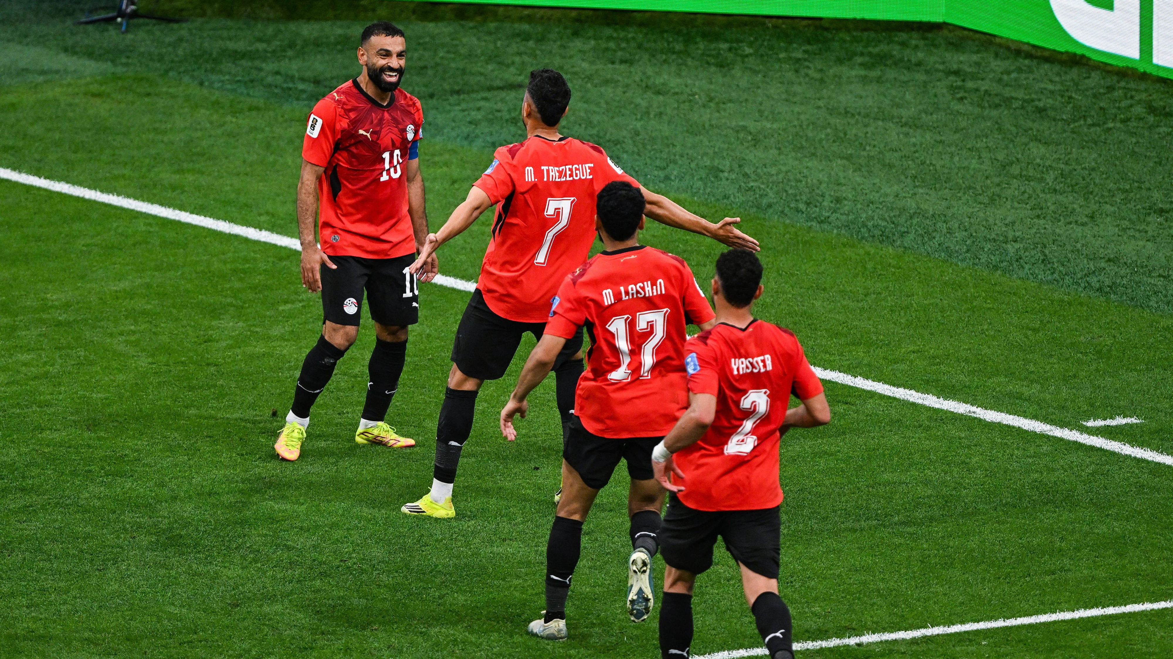 Mohamed Salah feiert mit seinen Mitspielern