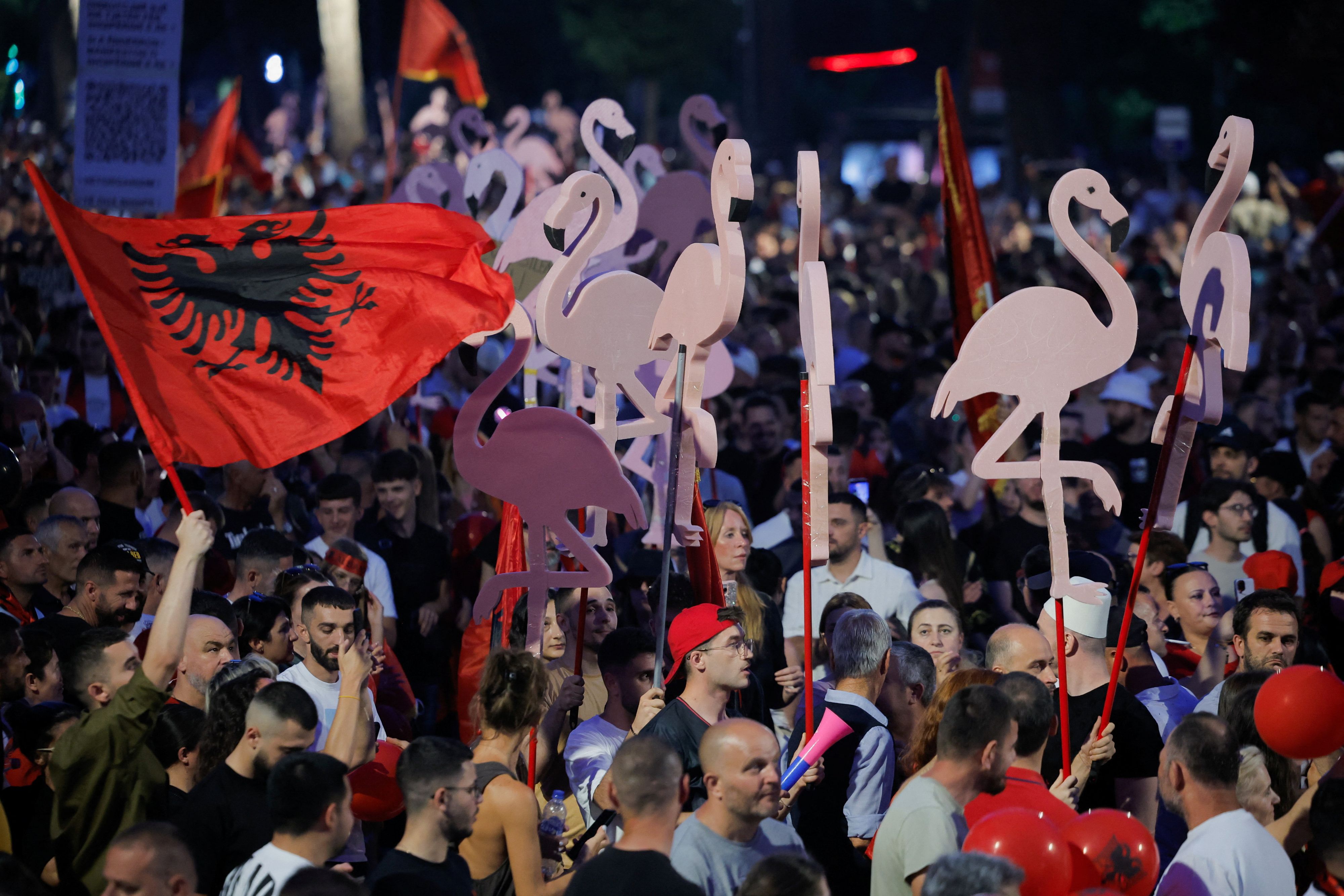 Heute.at - Zehntausende gegen Trump-Hotel in Albanien