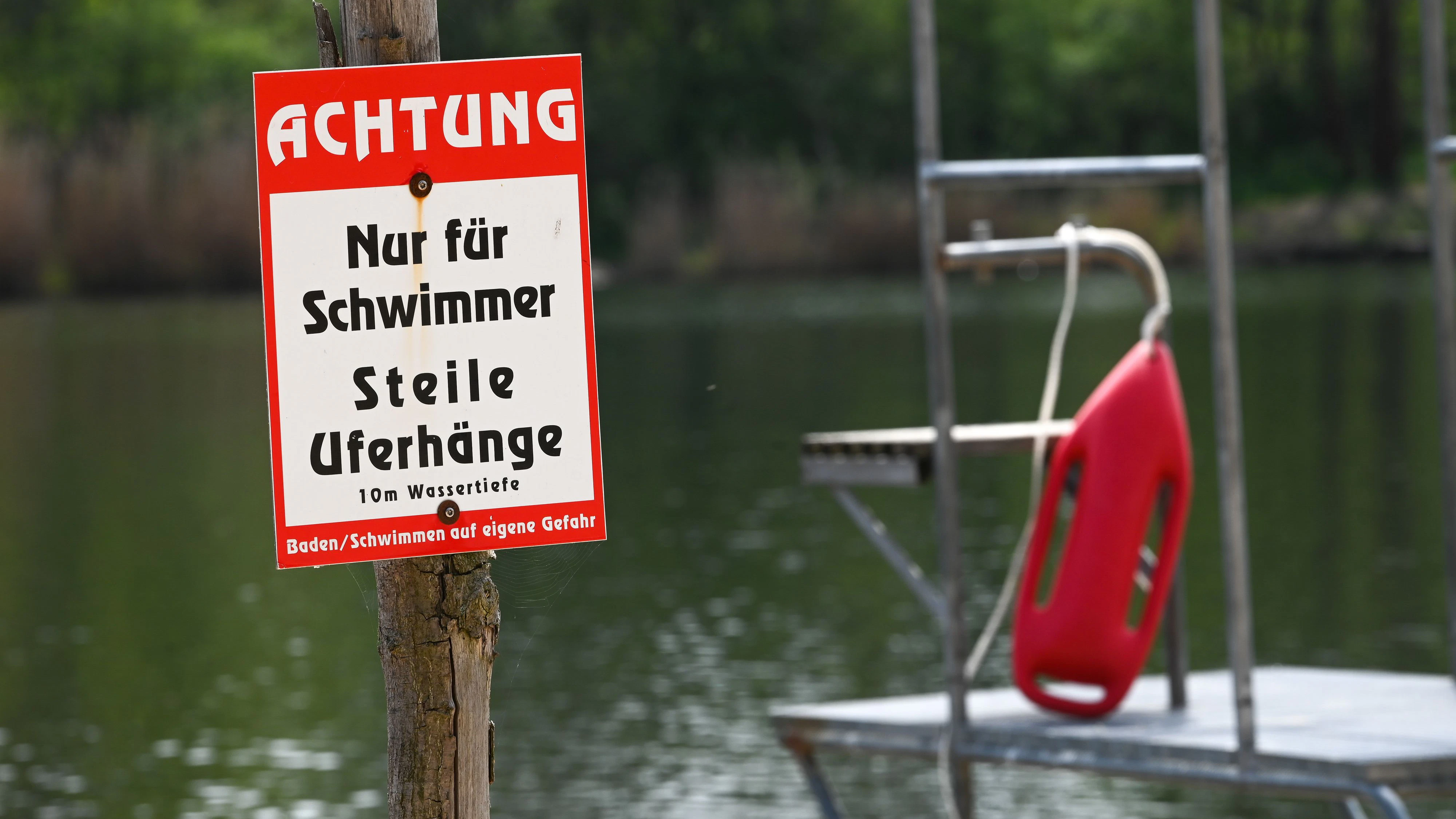 29 April 2022, Saxony-Anhalt, Halle (Saale): A watchtower for the swimming master and a sign on the beach of the Heidebad in Halle. There are too few full-time swimming masters to ensure safety at outdoor pools, the DLRG warns. (to dpa: "DLRG warns of staff shortage - outdoor pools ahead of season") Photo: Heiko Rebsch/dpa