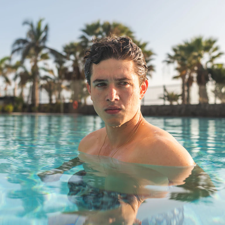 Das Krimi-Drama "Oasis" aus iberischer Produktion orientiert sich an großen Vorbildern, kann die hohen Erwartungen aber nur teilweise erfüllen. Location und Personen sind teils unwirklich attraktiv, das Drama hinter dem Kriminalfall bleibt jedoch blutleer. Auf Netflix.