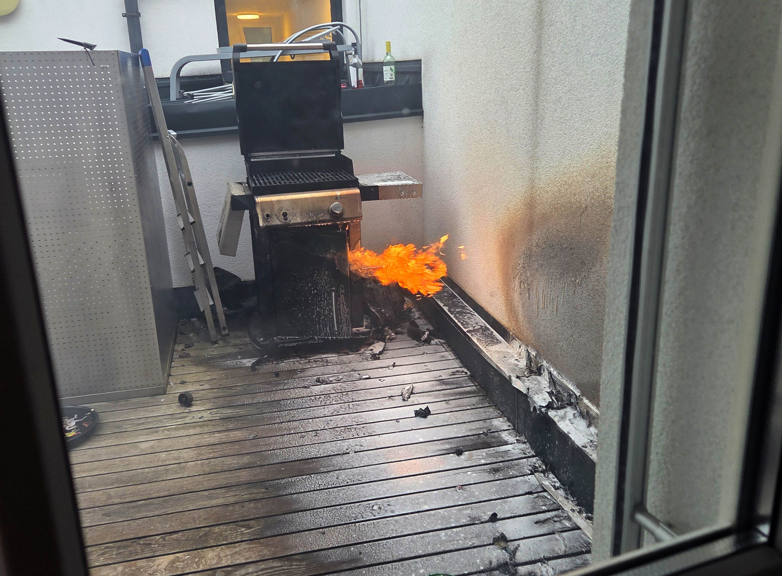 Auf der Terrasse einer Wohnung im ersten Stock war nach dem Einschalten eines Grillers plötzlich eine Stichflamme entstanden.