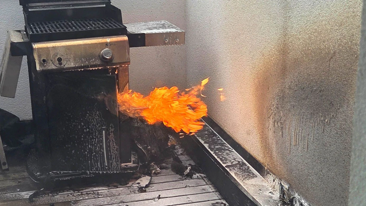 Auf der Terrasse einer Wohnung im ersten Stock war nach dem Einschalten eines Grillers plötzlich eine Stichflamme entstanden.