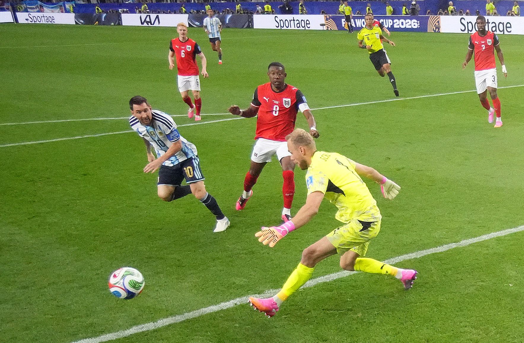Alex Schlager rettet gegen Lionel Messi