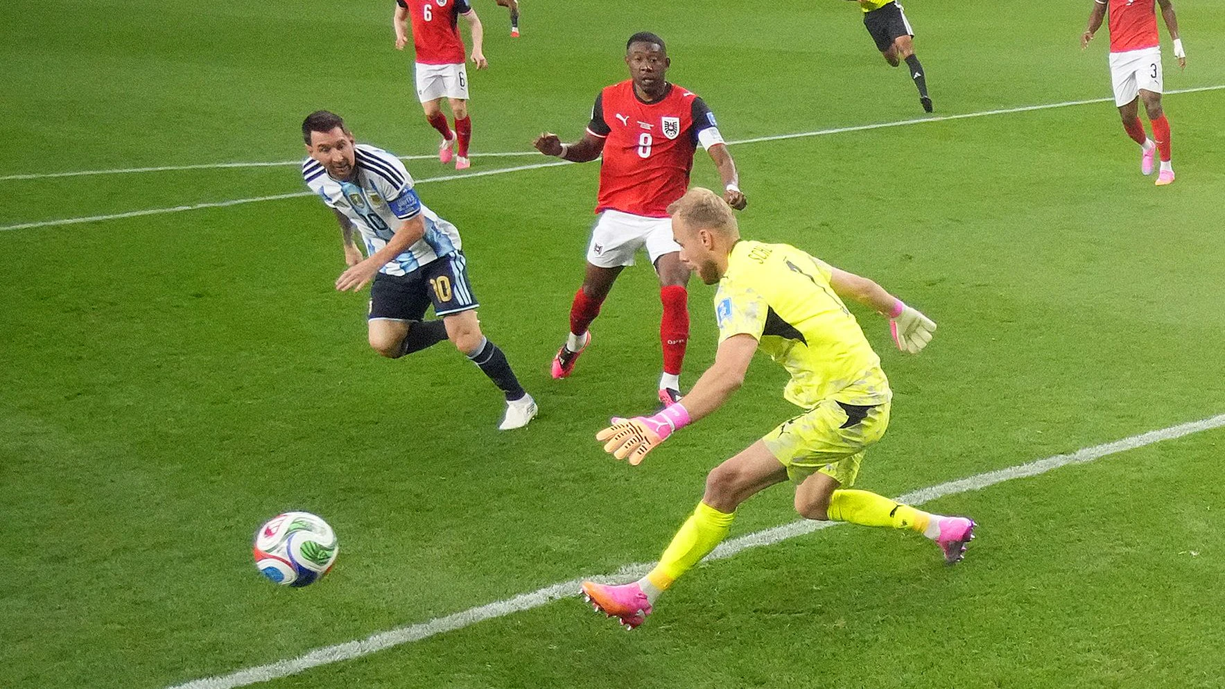Alex Schlager rettet gegen Lionel Messi