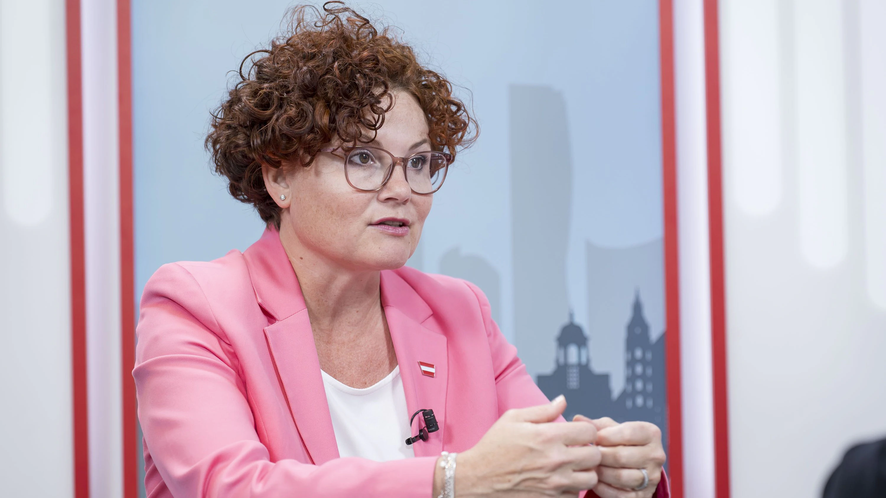 Eine Versorgungskrise bei Sprit und Kerosin sieht Staatssekretärin Zehetner aktuell nicht.