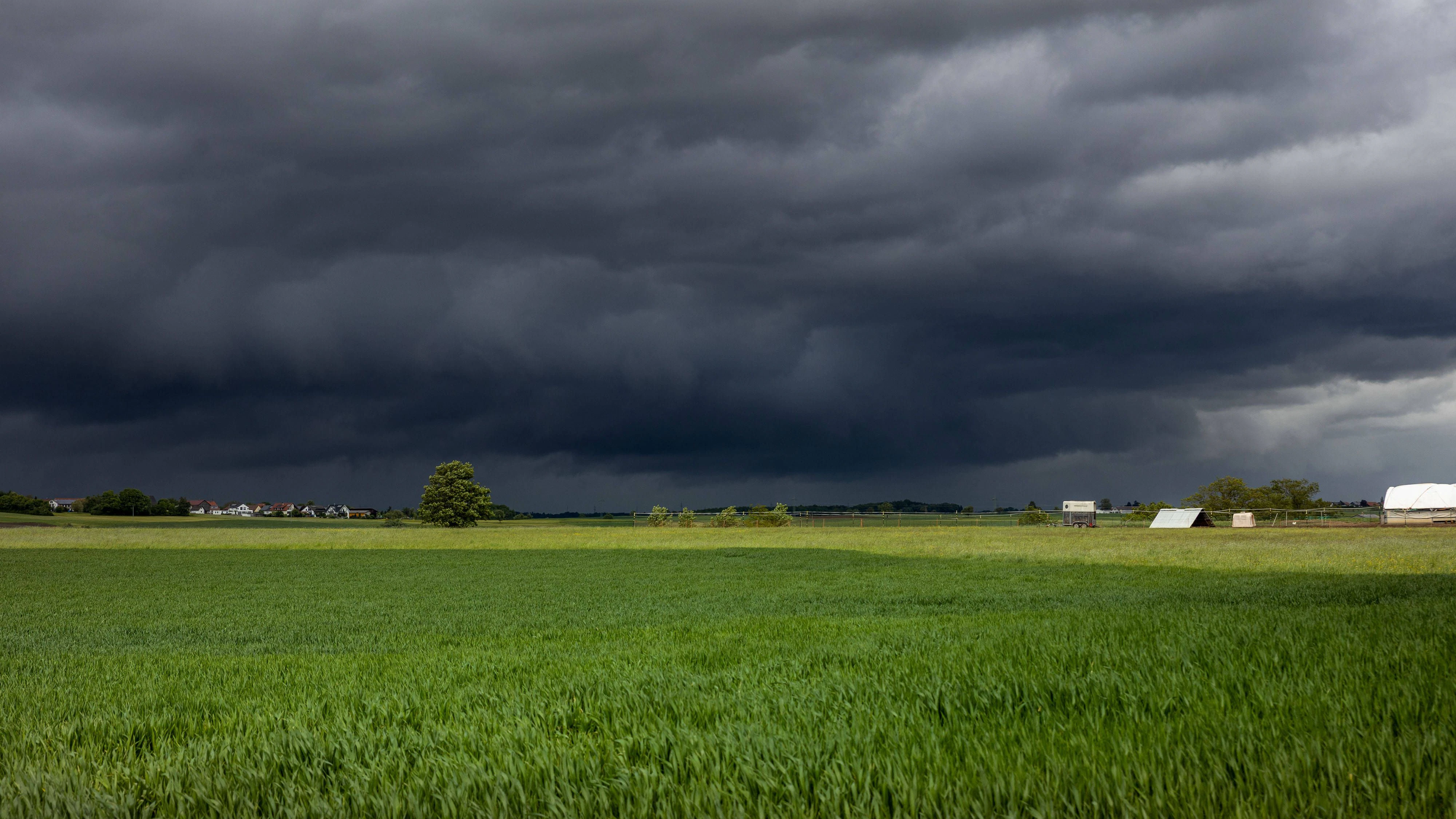 Schwere Unwetter nehmen am Montagnachmittag Kurs auf Österreich. (Symbolbild)