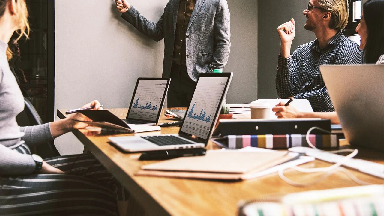 Bewerbungsprozess mit KI im digitalen Büroalltag