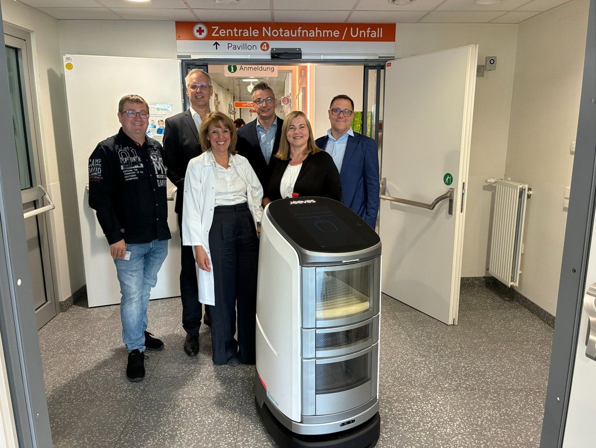 Rolli und sein stolzes Team im Hanusch Krankenhaus: Patrick Korn (ganz links), CDO Mag. Harald Herzog, Priv.Doz.in Dr.in Valerie Nell-Duxneuner (Ärztliche Direktorin Hanunsch-Krankenhaus), GD Mag. Bernhard Wurzer, Gabriele Rametsteiner-Ritzinger, MSc (Pflegedirektorin Hanusch-Krankenhaus), Mag. Stefan Spitzbart, MPH (stv. Leiter FB Gesundheitseinrichtungen).