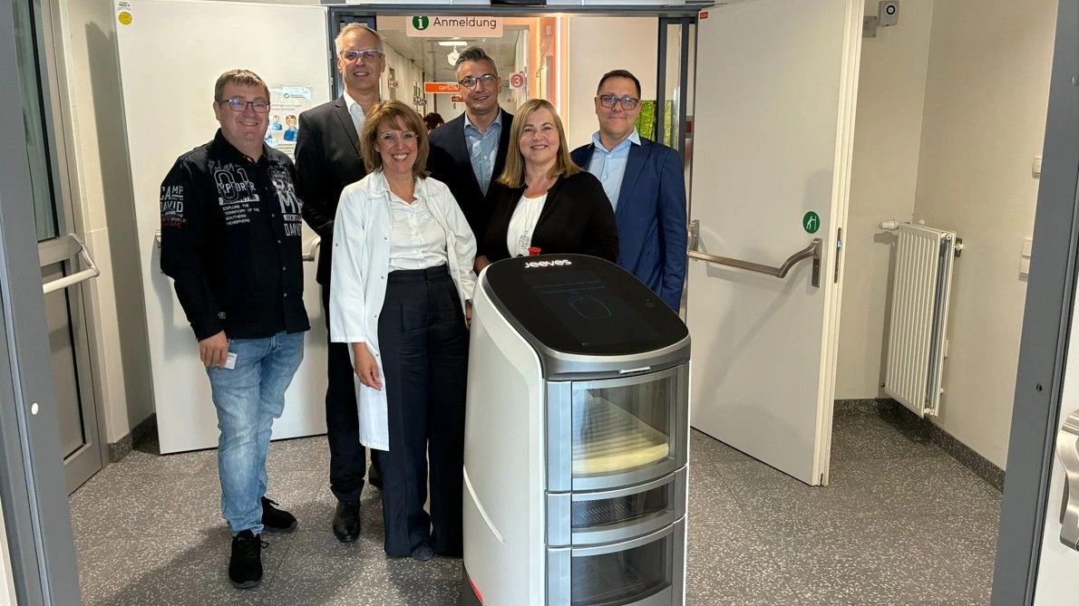 Rolli und sein stolzes Team im Hanusch Krankenhaus: Patrick Korn (ganz links), CDO Mag. Harald Herzog, Priv.Doz.in Dr.in Valerie Nell-Duxneuner (Ärztliche Direktorin Hanunsch-Krankenhaus), GD Mag. Bernhard Wurzer, Gabriele Rametsteiner-Ritzinger, MSc (Pflegedirektorin Hanusch-Krankenhaus), Mag. Stefan Spitzbart, MPH (stv. Leiter FB Gesundheitseinrichtungen).