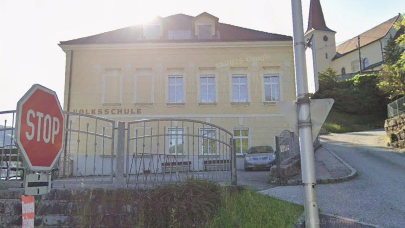 Für diese Volksschule werden dringend Lehrer gesucht.