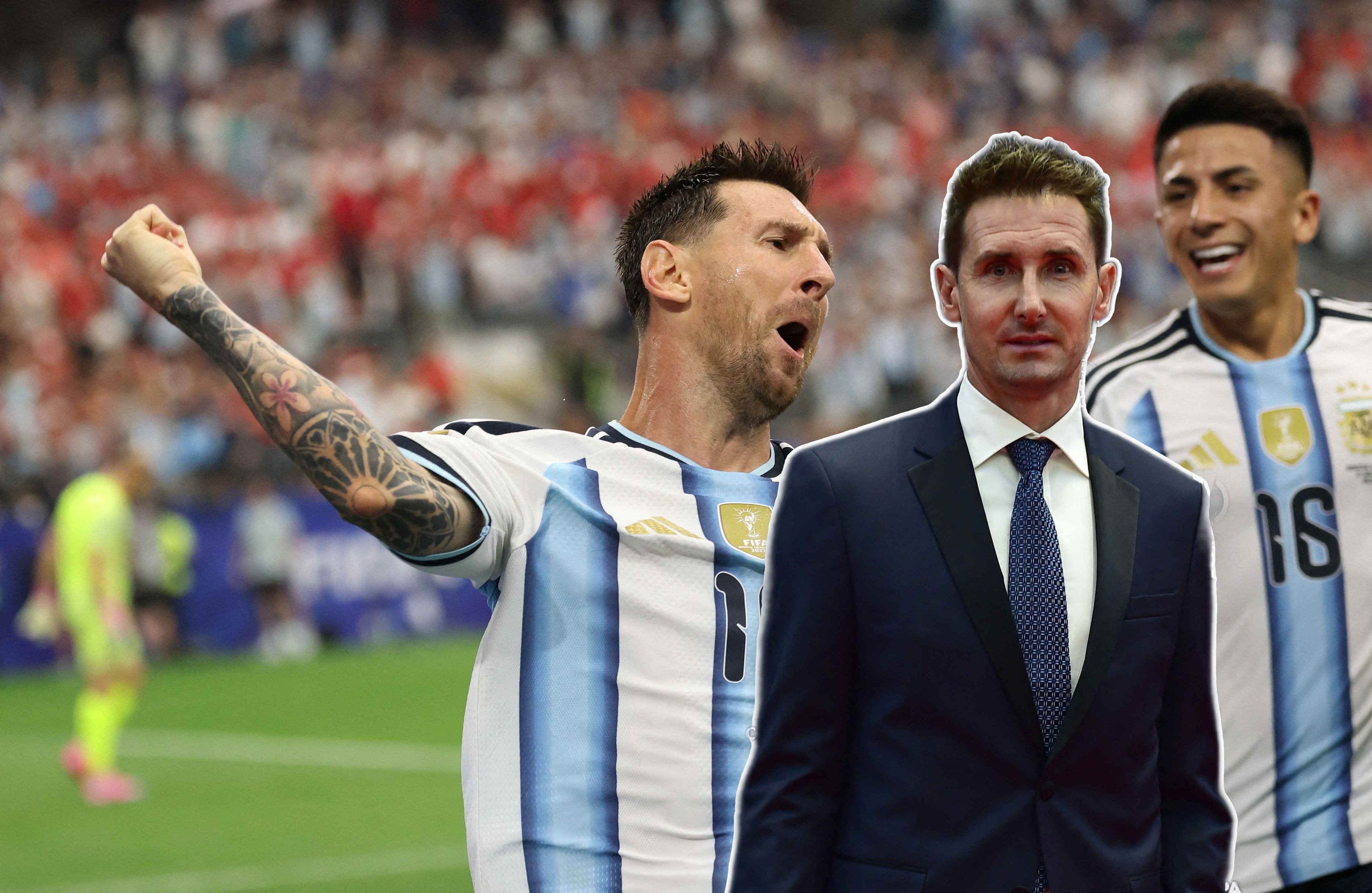 Klose (r.) freut sich mit Messi.