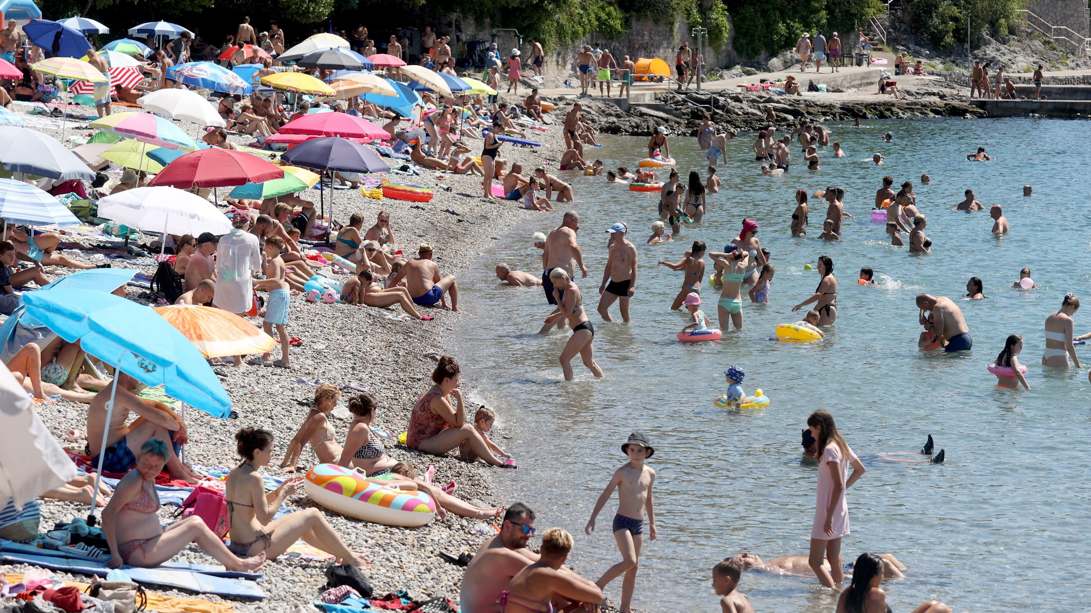 09.08.2025, Dubrovnik, CRO, neue Hitzewelle in Europa, Heiße Luftmassen führen zu extremen Temperaturen, im Bild Menschen kühlen sich am Ploce Strand ab // during the new heatwave in Europe. Hot air masses lead to extreme temperatures. Dubrovnik, Croatia on 2025/08/09. EXPA Pictures © 2025, PhotoCredit: EXPA/ Pixsell/ Nel Pavletic *****ATTENTION - for AUT, SLO, SUI, SWE, ITA, FRA only*****