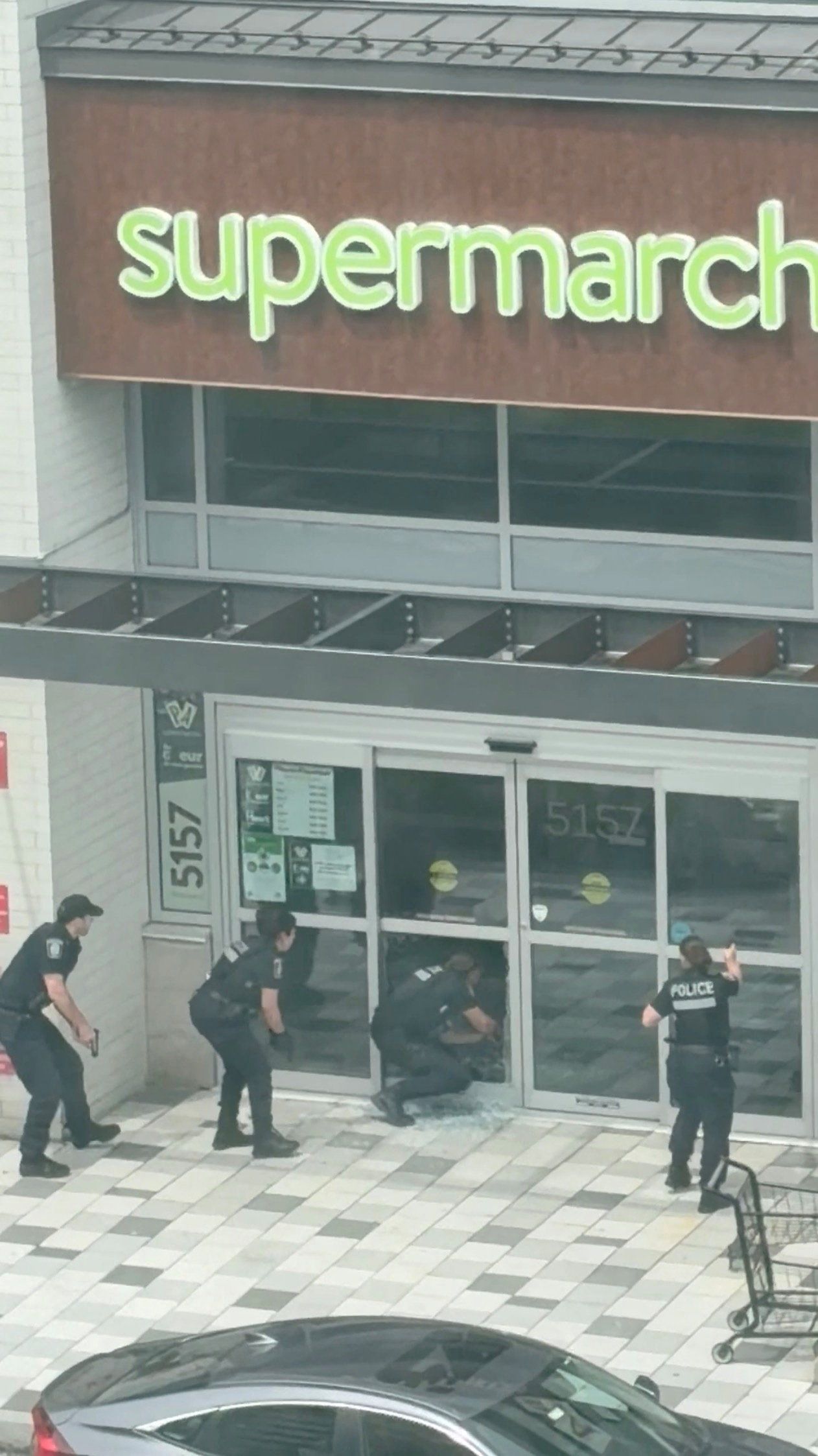 Die Polizei von Montreal durchsucht nach den Schüssen einen Supermarkt am Tatort