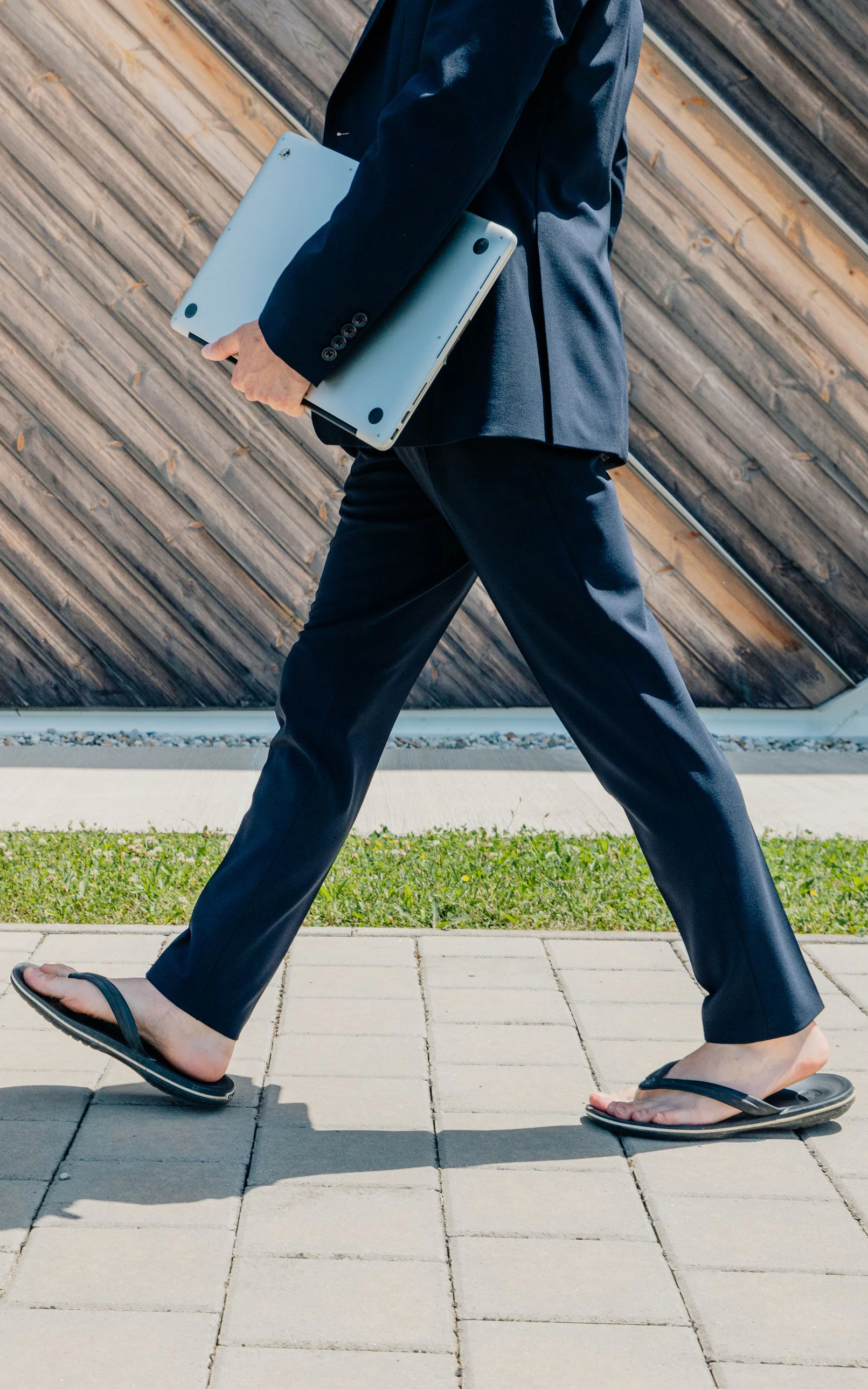 Bis zu 39 Grad: Darf man jetzt mit Flipflops in die Arbeit gehen?