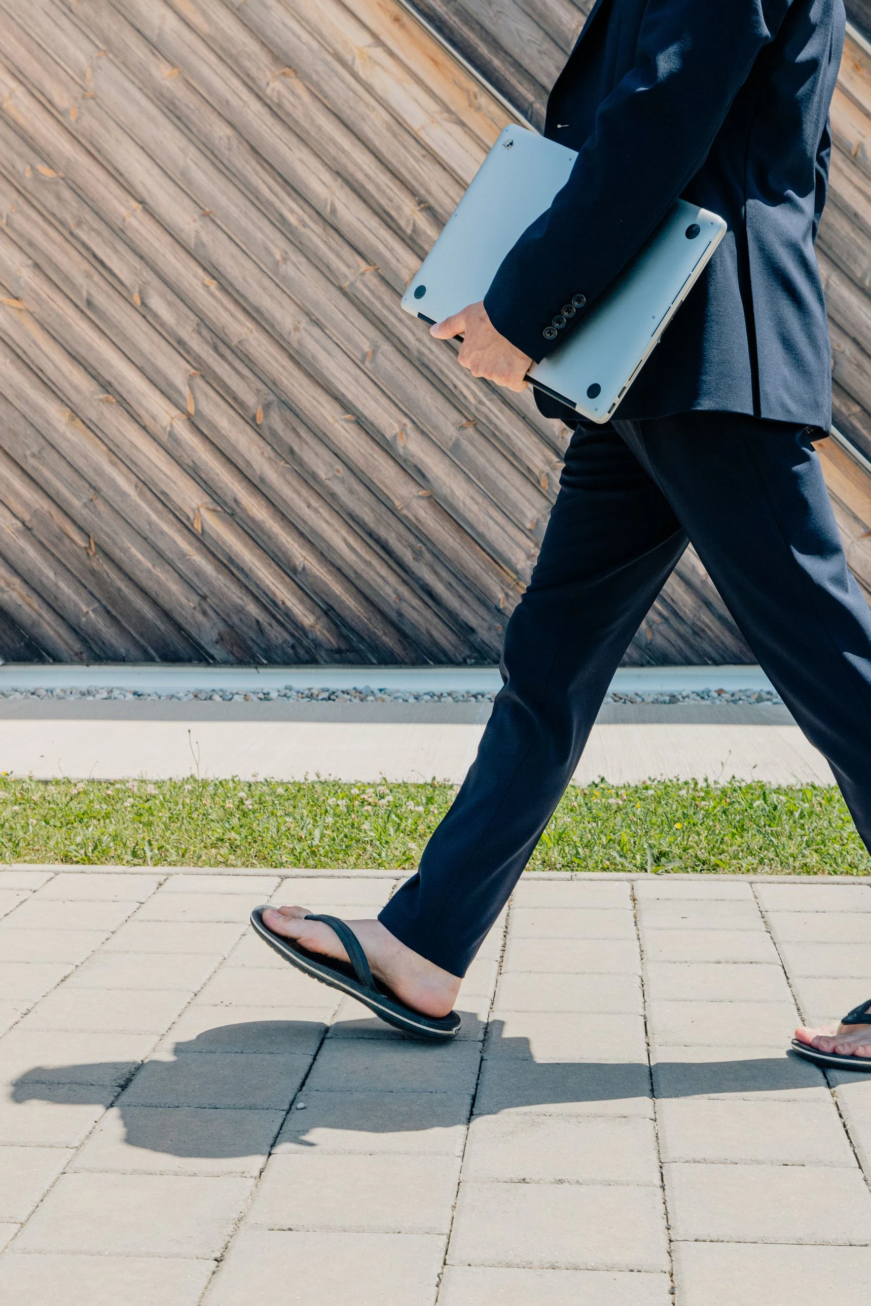 Mit Flipflops ins Büro? Das kann der Arbeitgeber akzeptieren, muss er aber nicht